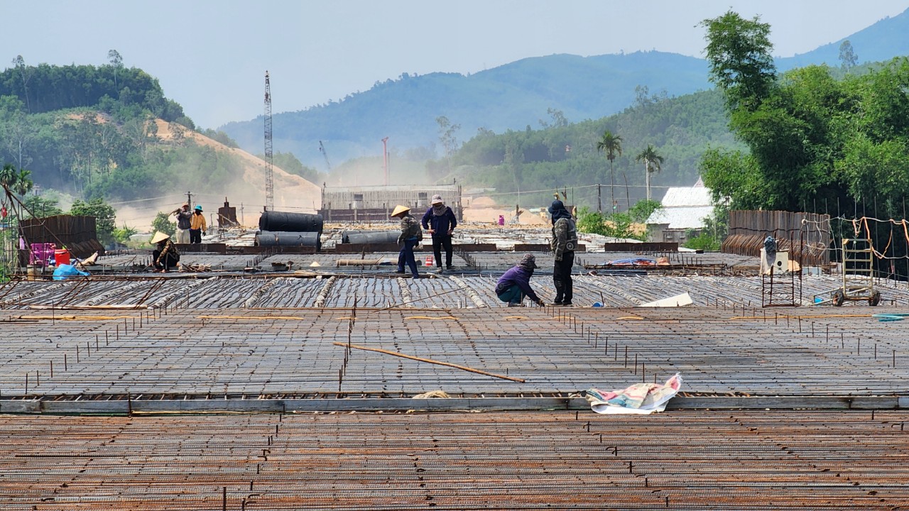 C&ocirc;ng nh&acirc;n đội nắng thi c&ocirc;ng cao tốc Quảng Ng&atilde;i - Ho&agrave;i Nhơn- Ảnh 7.