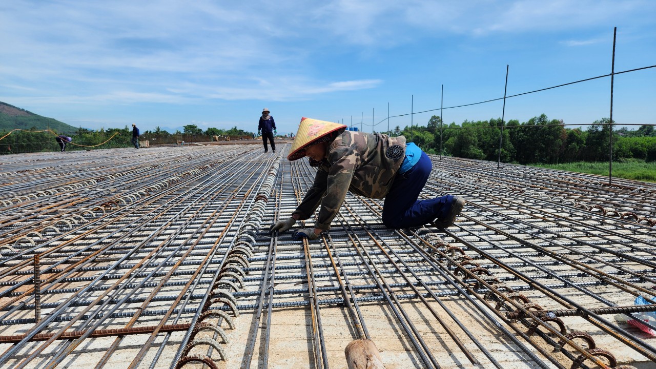 C&ocirc;ng nh&acirc;n đội nắng thi c&ocirc;ng cao tốc Quảng Ng&atilde;i - Ho&agrave;i Nhơn- Ảnh 8.