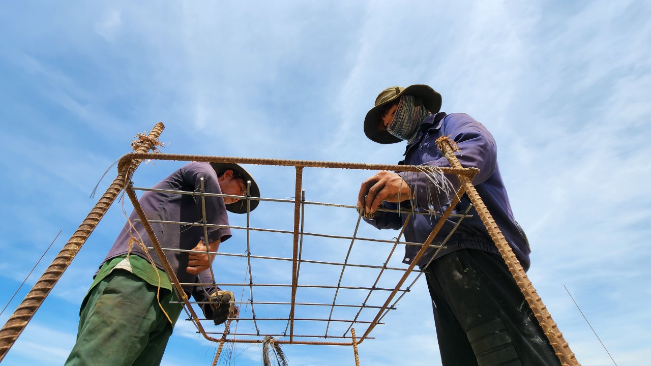C&ocirc;ng nh&acirc;n đội nắng thi c&ocirc;ng cao tốc Quảng Ng&atilde;i - Ho&agrave;i Nhơn- Ảnh 9.