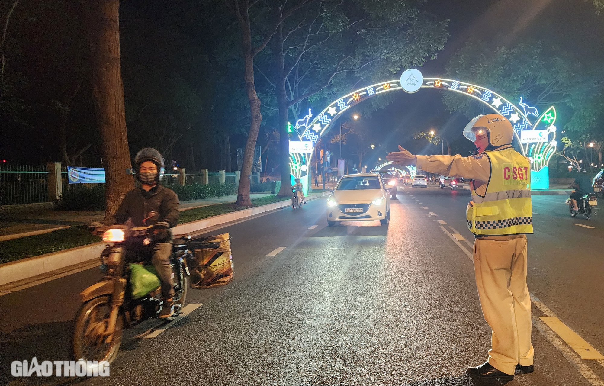 Bữa tối uống rượu thuốc, người đ&agrave;n &ocirc;ng ở Đắk Lắk bị tạm giữ phương tiện- Ảnh 1.