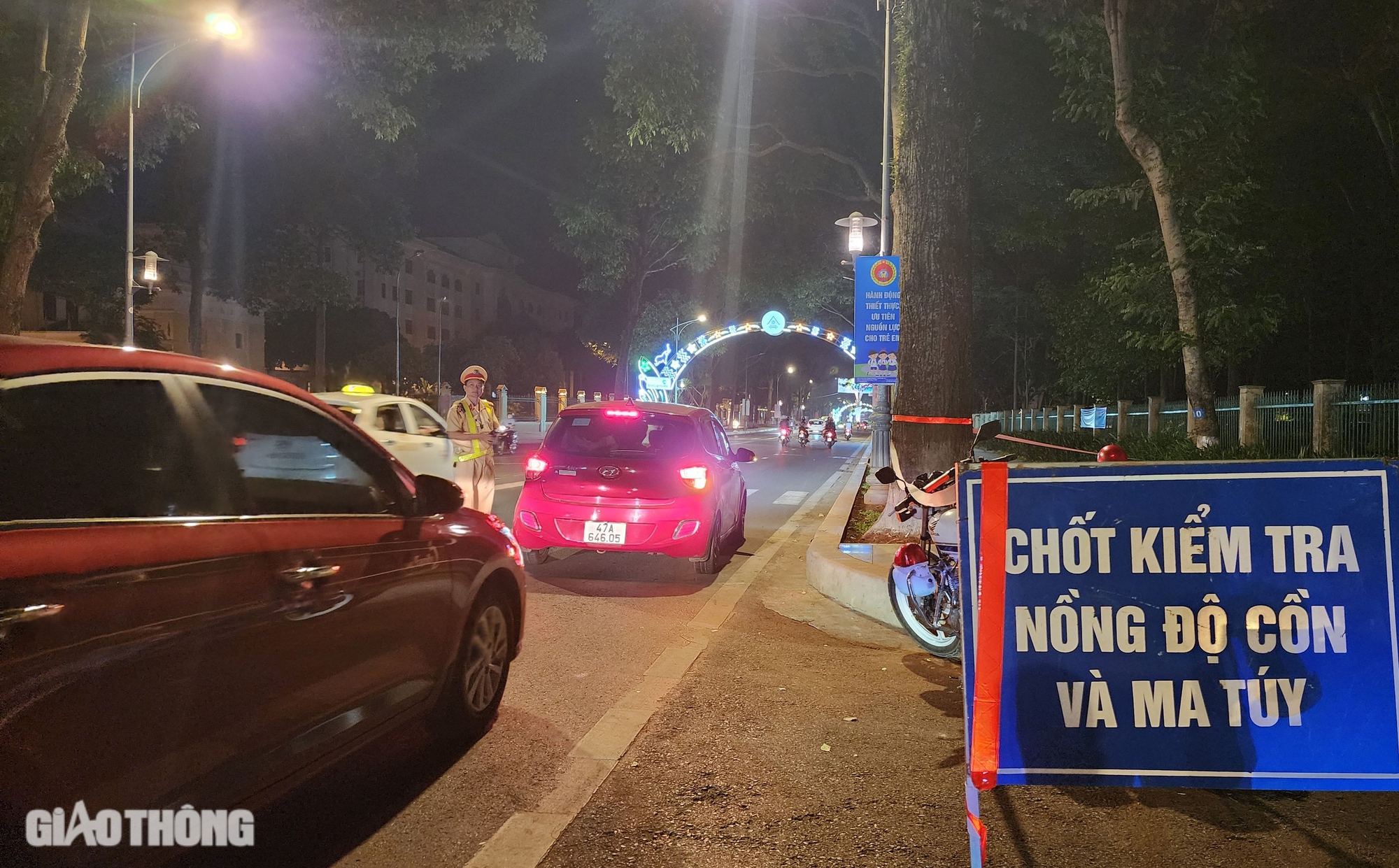 Bữa tối uống rượu thuốc, người đ&agrave;n &ocirc;ng ở Đắk Lắk bị tạm giữ phương tiện- Ảnh 2.