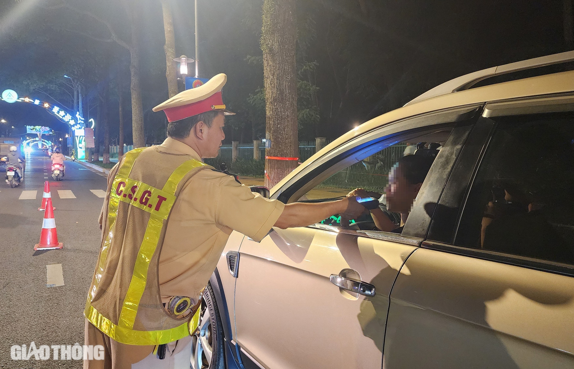 Bữa tối uống rượu thuốc, người đ&agrave;n &ocirc;ng ở Đắk Lắk bị tạm giữ phương tiện- Ảnh 4.