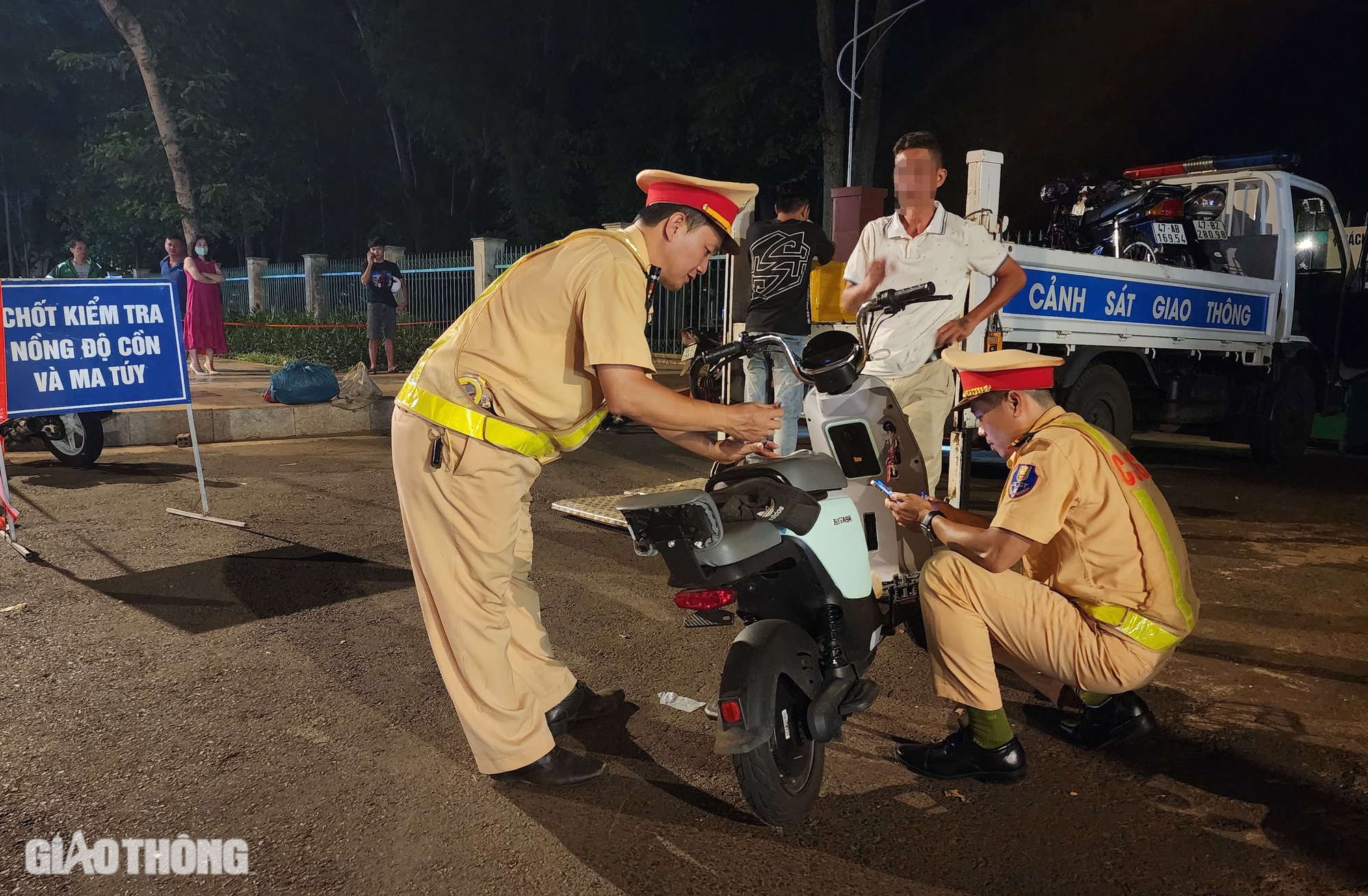 Bữa tối uống rượu thuốc, người đ&agrave;n &ocirc;ng ở Đắk Lắk bị tạm giữ phương tiện- Ảnh 7.