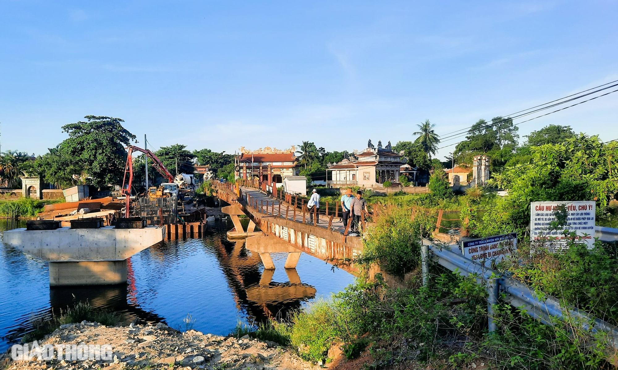 Cầu mới thay thế cầu cũ bị l&uacute;n v&otilde;ng cả m&eacute;t lỡ hẹn c&aacute;n đ&iacute;ch cuối th&aacute;ng 6- Ảnh 1.