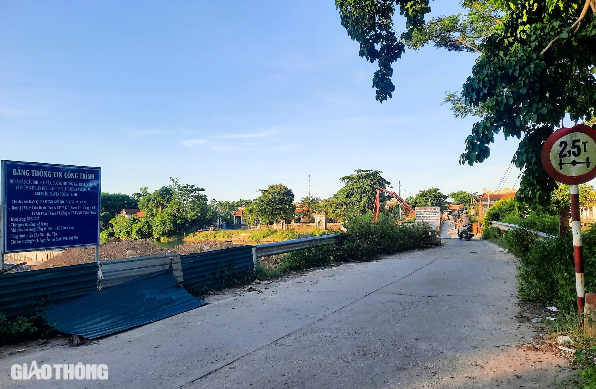 Cầu mới thay thế cầu cũ bị l&uacute;n v&otilde;ng cả m&eacute;t lỡ hẹn c&aacute;n đ&iacute;ch cuối th&aacute;ng 6- Ảnh 4.