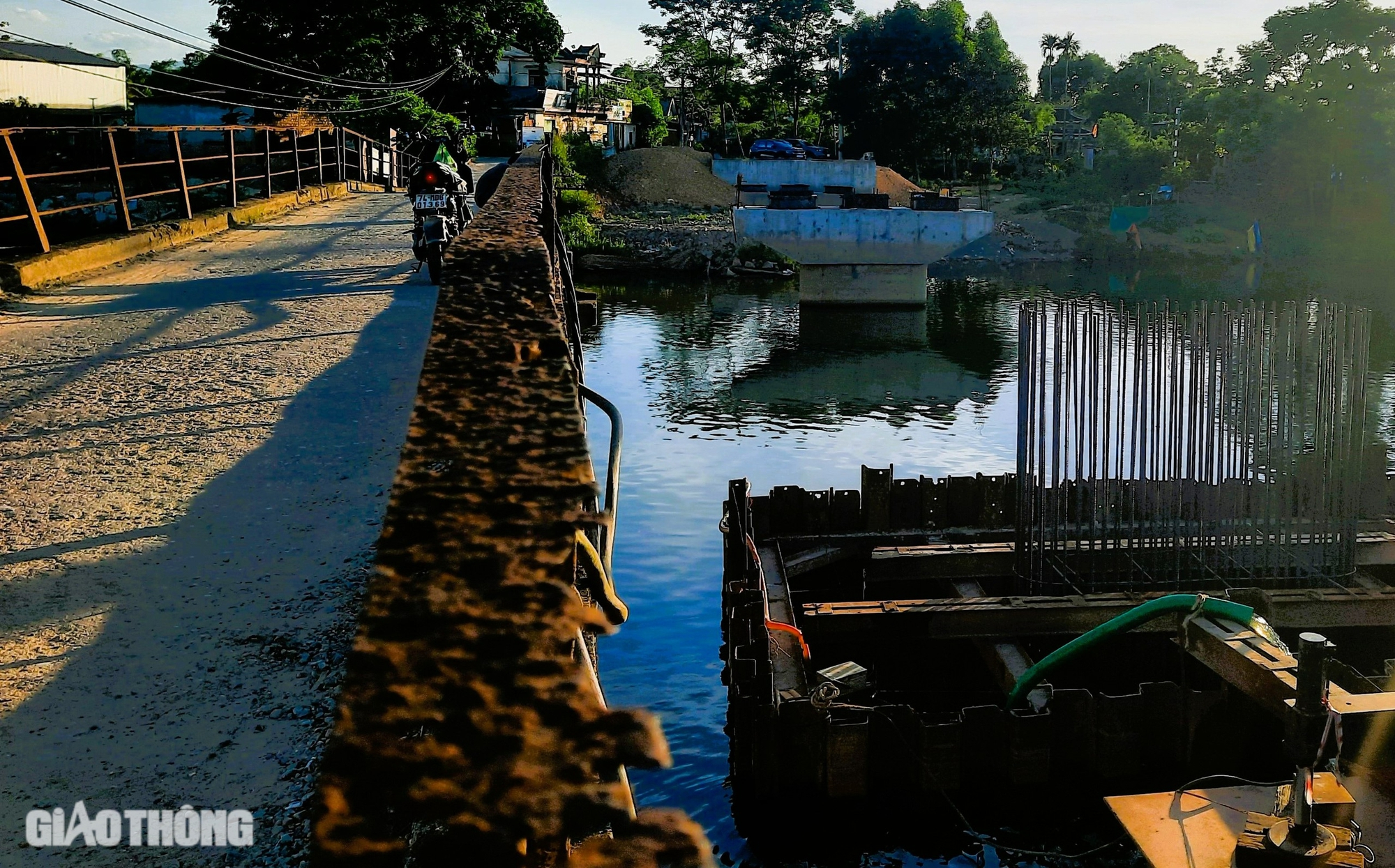 Cầu mới thay thế cầu cũ bị l&uacute;n v&otilde;ng cả m&eacute;t lỡ hẹn c&aacute;n đ&iacute;ch cuối th&aacute;ng 6- Ảnh 8.