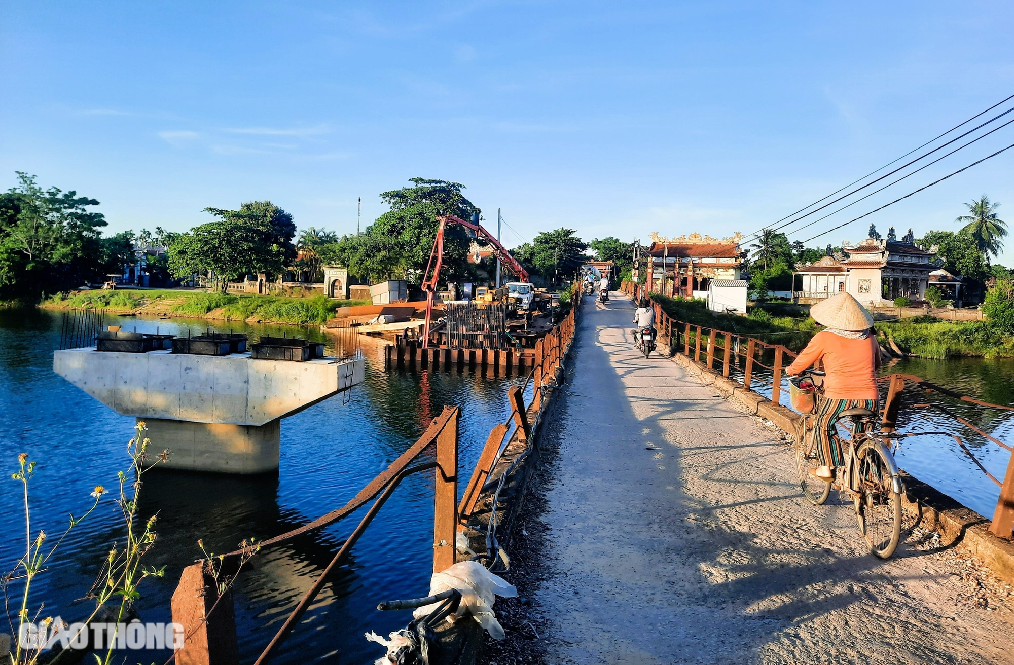 Cầu mới thay thế cầu cũ bị l&uacute;n v&otilde;ng cả m&eacute;t lỡ hẹn c&aacute;n đ&iacute;ch cuối th&aacute;ng 6- Ảnh 9.