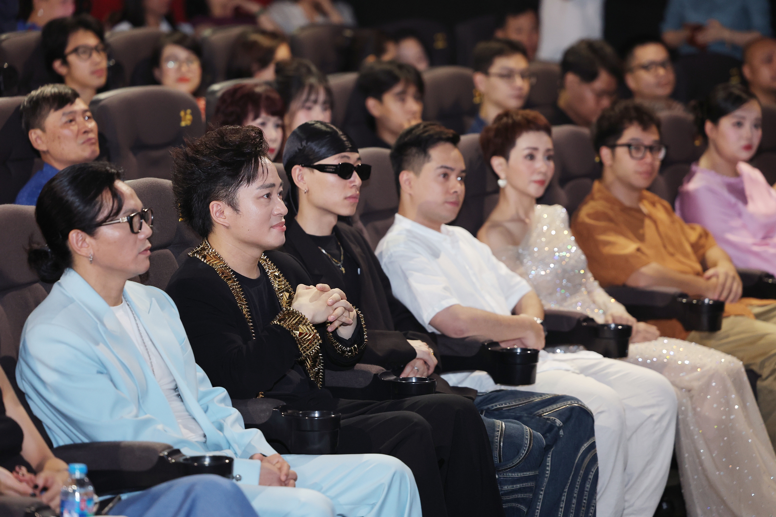Ca sĩ T&ugrave;ng Dương khiến kh&aacute;n giả "nổi da g&agrave;" với MV C&aacute;nh chim Phượng Ho&agrave;ng- Ảnh 2.