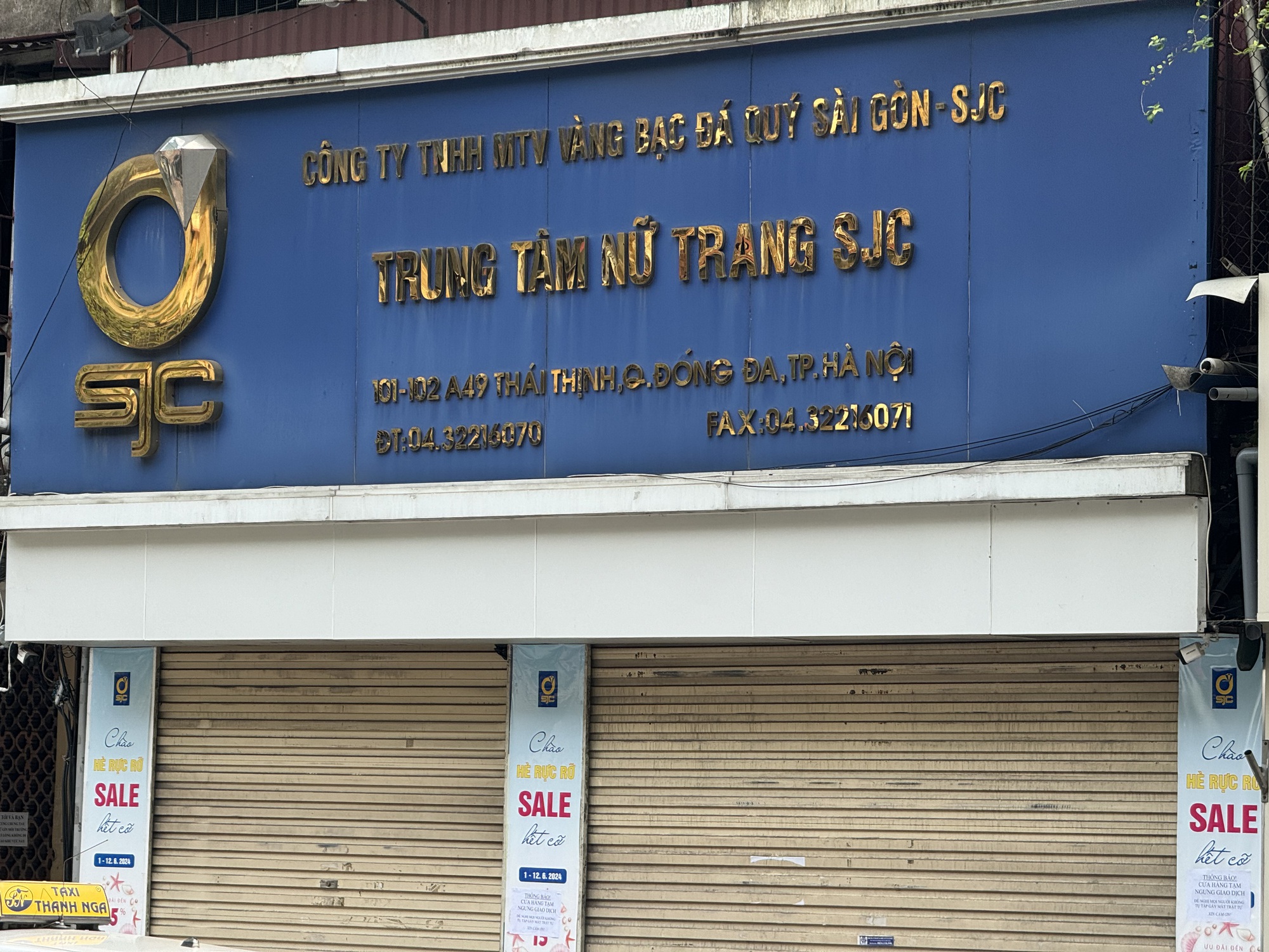 SJC bất ngờ đ&oacute;ng cửa, kh&aacute;ch mua v&agrave;ng miếng lẫn nữ trang c&ugrave;ng ngậm ng&ugrave;i ra về- Ảnh 2.