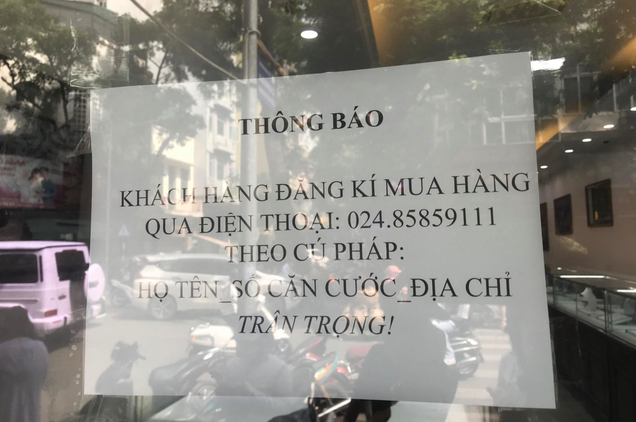 SJC bất ngờ đ&oacute;ng cửa, kh&aacute;ch mua v&agrave;ng miếng lẫn nữ trang c&ugrave;ng ngậm ng&ugrave;i ra về- Ảnh 3.