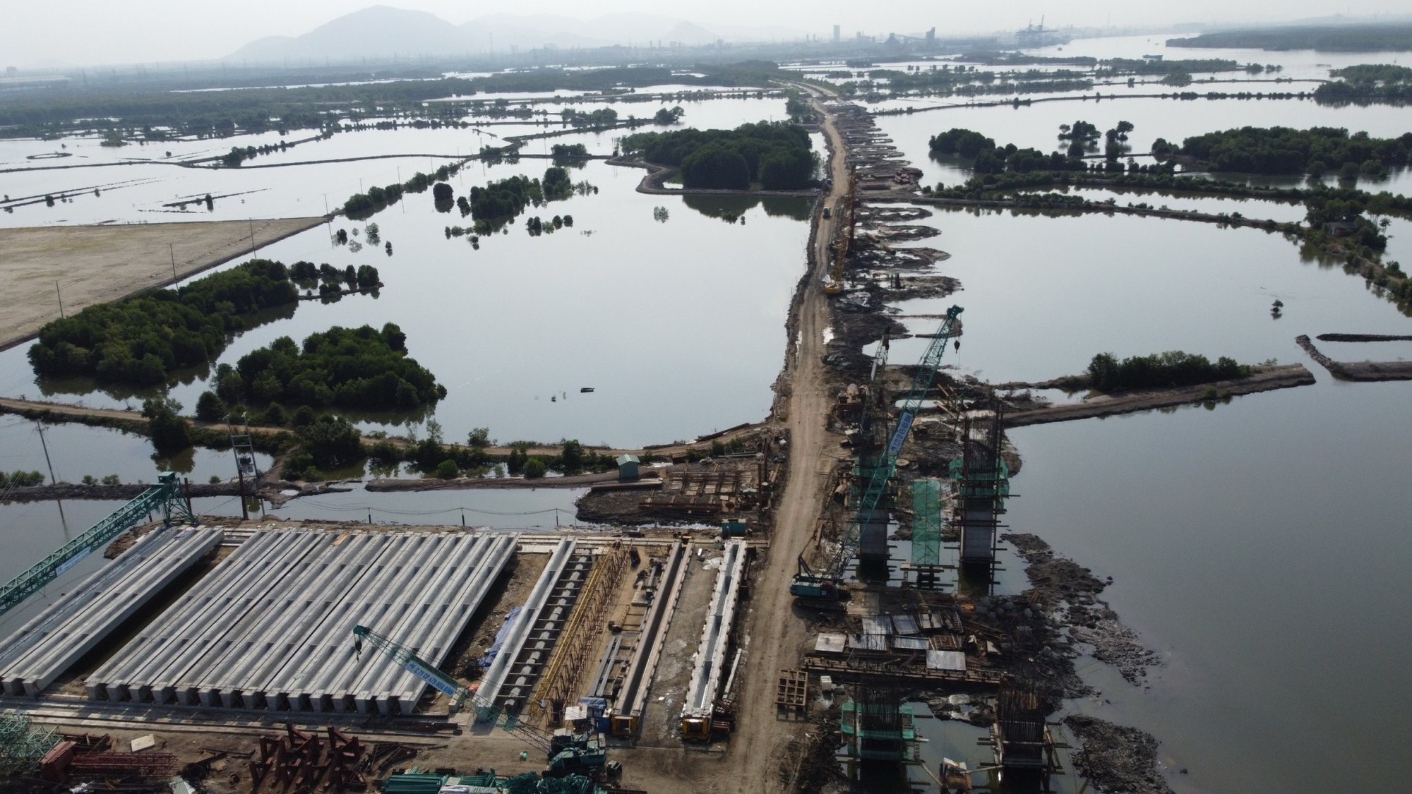 Cầu Phước An sau một năm khởi c&ocirc;ng, b&ecirc;n rầm rộ b&ecirc;n chờ mặt bằng- Ảnh 1.