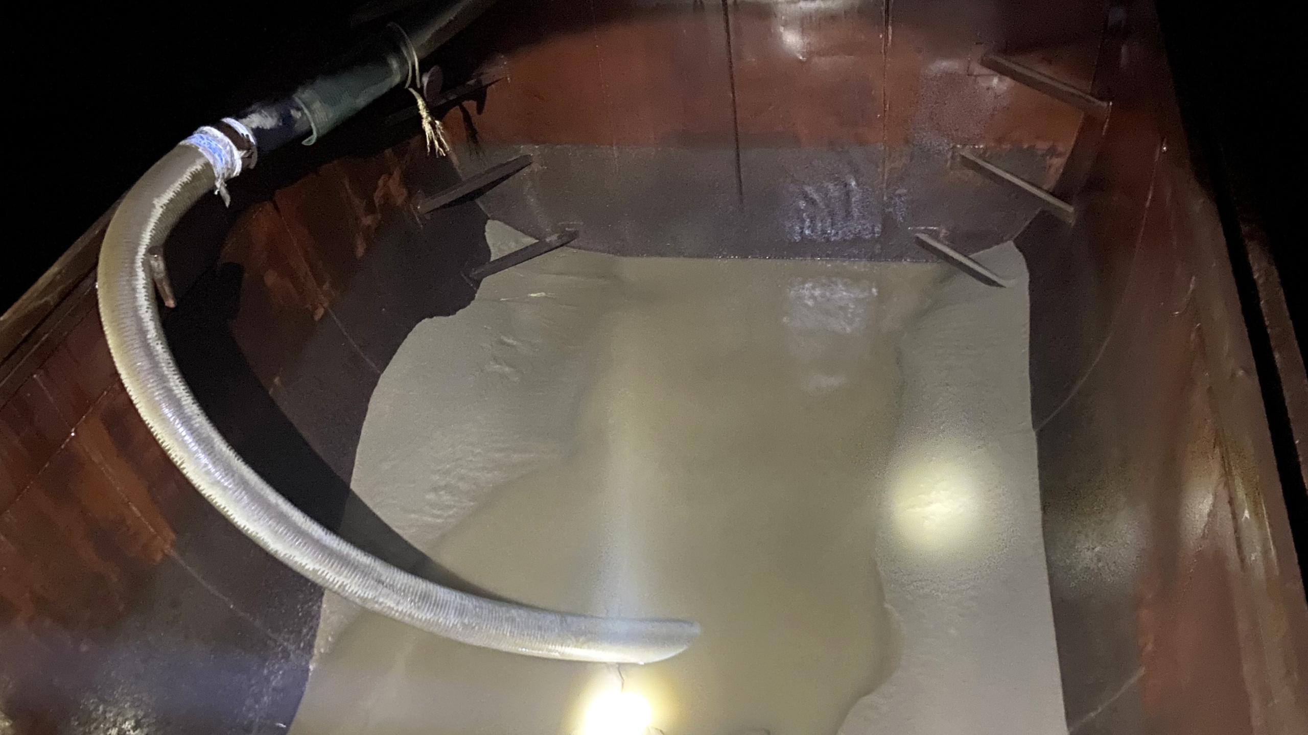 Bắt quả tang 3 người khai th&aacute;c c&aacute;t s&ocirc;ng tr&aacute;i ph&eacute;p ở An Giang- Ảnh 2.