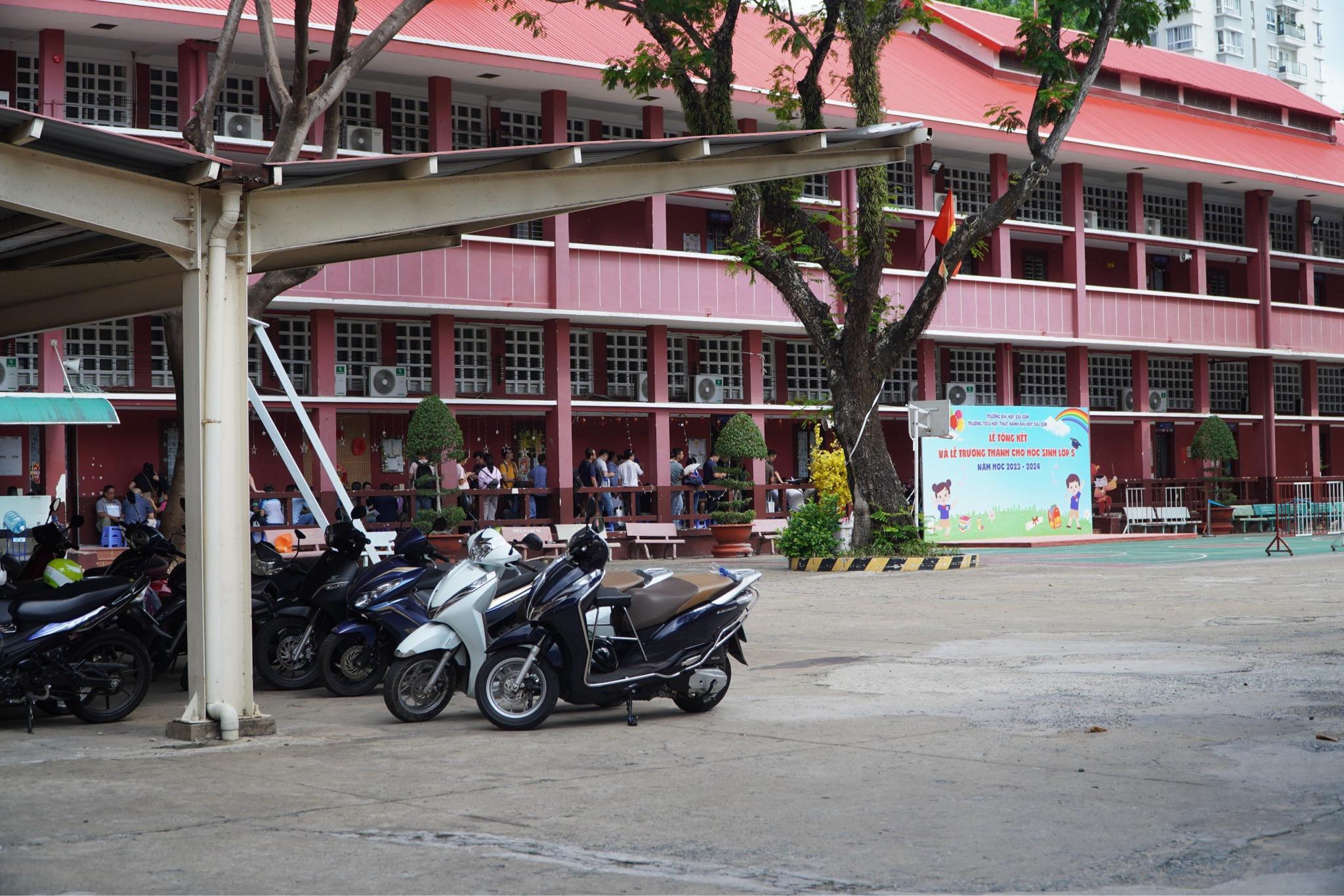 TP.HCM: Vợ chồng "cắm chốt" ở trường một ng&agrave;y để mua hồ sơ lớp 1 cho con- Ảnh 3.