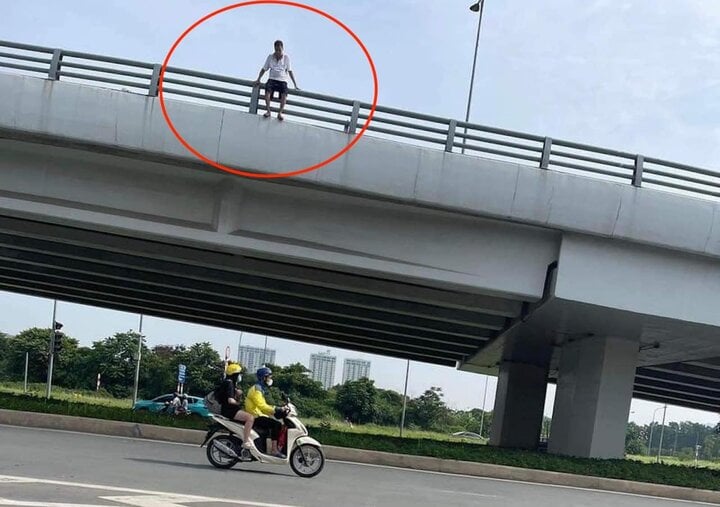 Người đ&agrave;n &ocirc;ng vẫy tay trước khi nhảy cầu vượt tự tử- Ảnh 1.