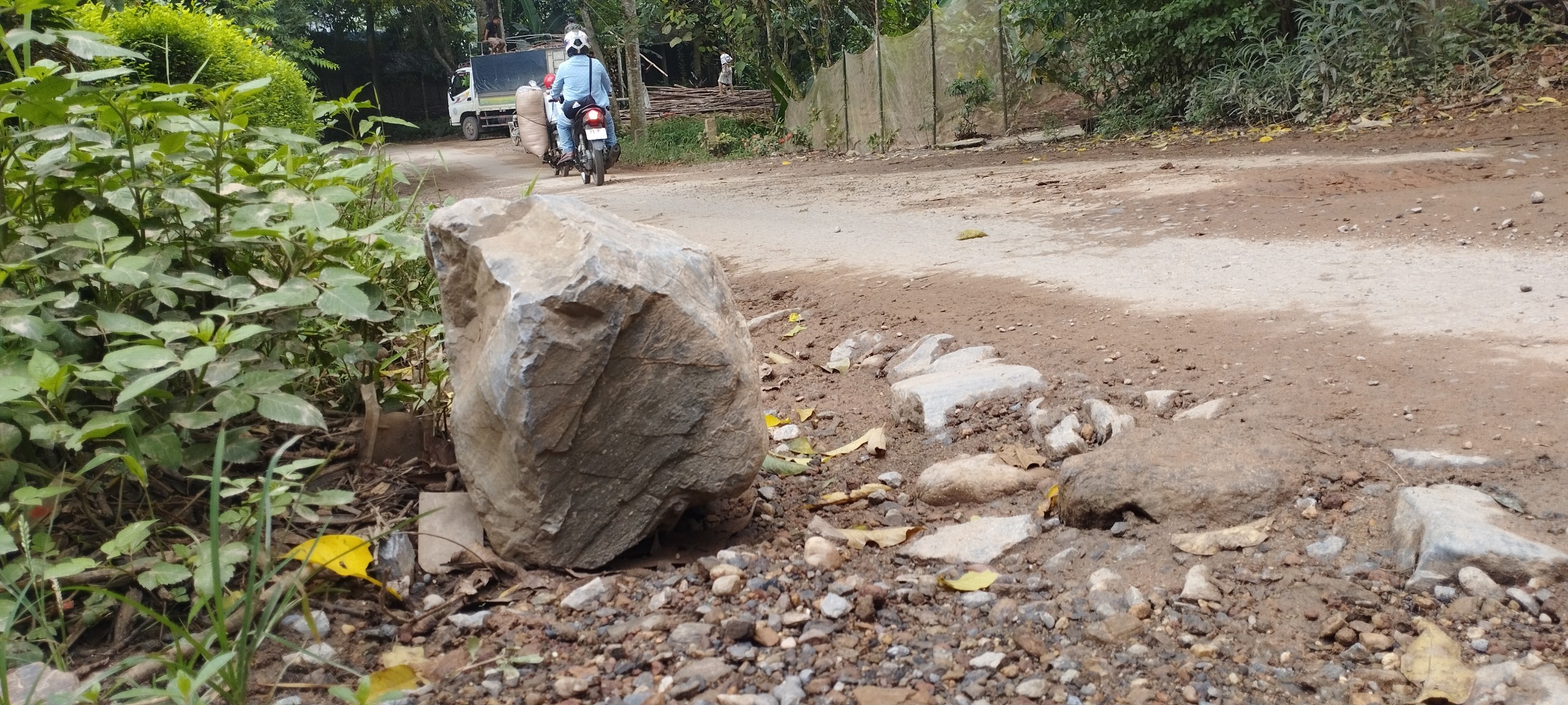 Y&ecirc;n B&aacute;i: D&acirc;n mỏi m&ograve;n đợi sửa đường li&ecirc;n x&atilde;- Ảnh 3.