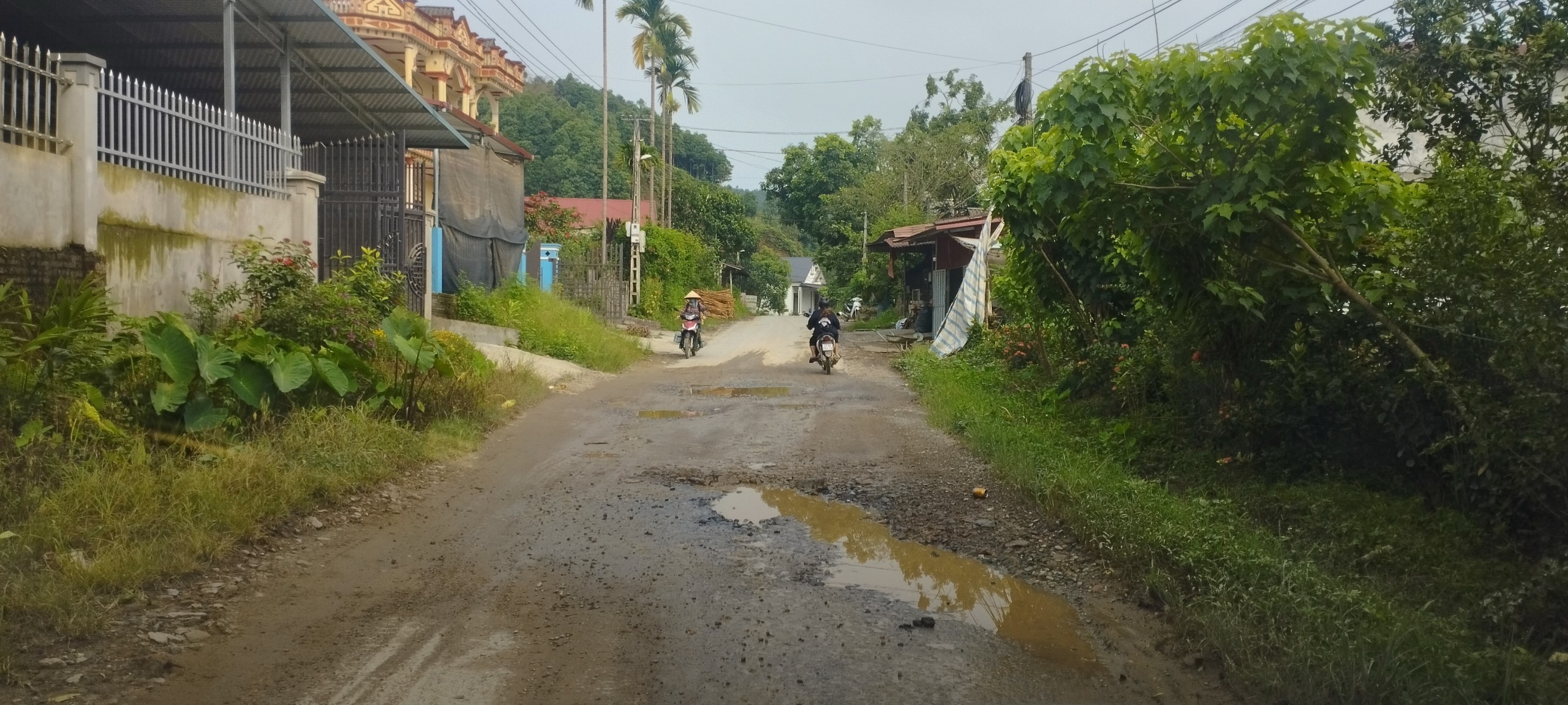 Y&ecirc;n B&aacute;i: D&acirc;n mỏi m&ograve;n đợi sửa đường li&ecirc;n x&atilde;- Ảnh 2.