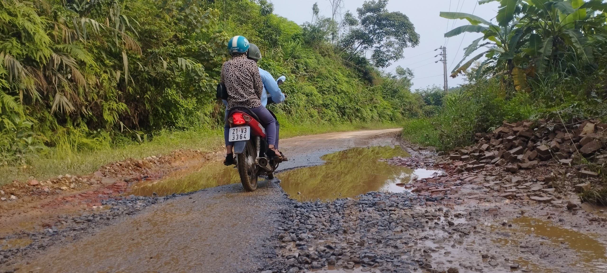 Y&ecirc;n B&aacute;i: D&acirc;n mỏi m&ograve;n đợi sửa đường li&ecirc;n x&atilde;- Ảnh 1.