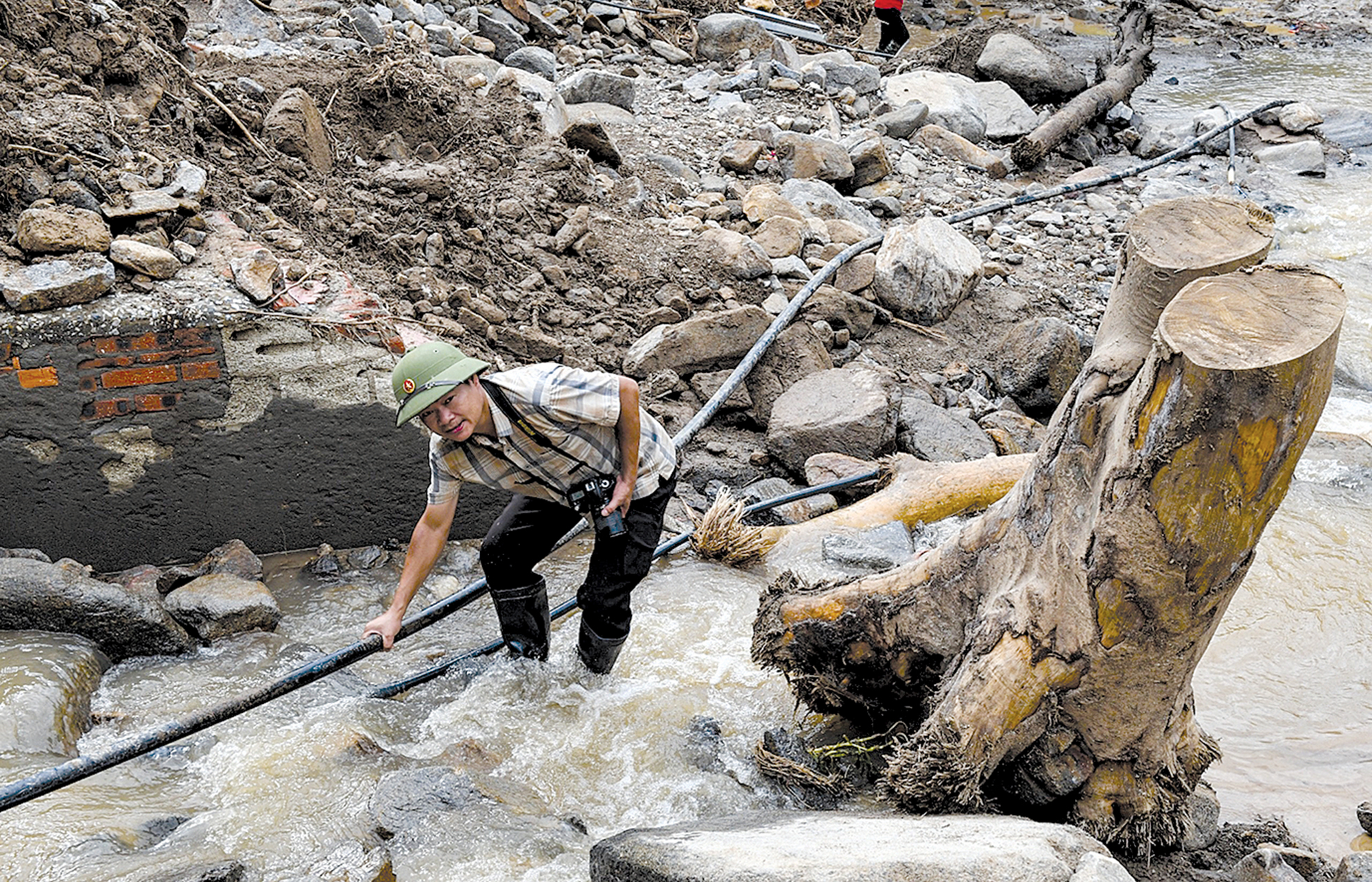 Ăn lương kh&ocirc;, băng rừng v&agrave;o t&acirc;m lũ M&ugrave; Cang Chải- Ảnh 2.