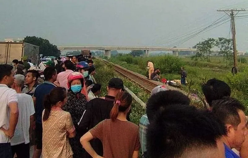 Lực lượng chức năng tiến h&agrave;nh kh&aacute;m nghiệm hiện trường vụ tai nạn. (Ảnh: MXH).