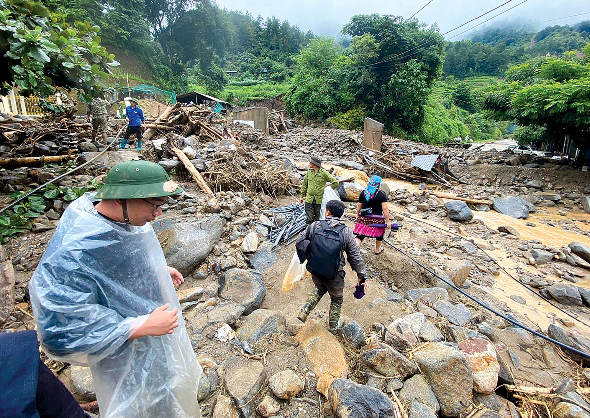Ăn lương kh&ocirc;, băng rừng v&agrave;o t&acirc;m lũ M&ugrave; Cang Chải- Ảnh 1.