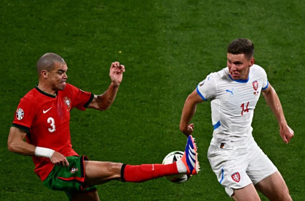 Pepe đi v&agrave;o lịch sử EURO trong ng&agrave;y Bồ Đ&agrave;o Nha su&yacute;t nhận c&uacute; sốc- Ảnh 1.