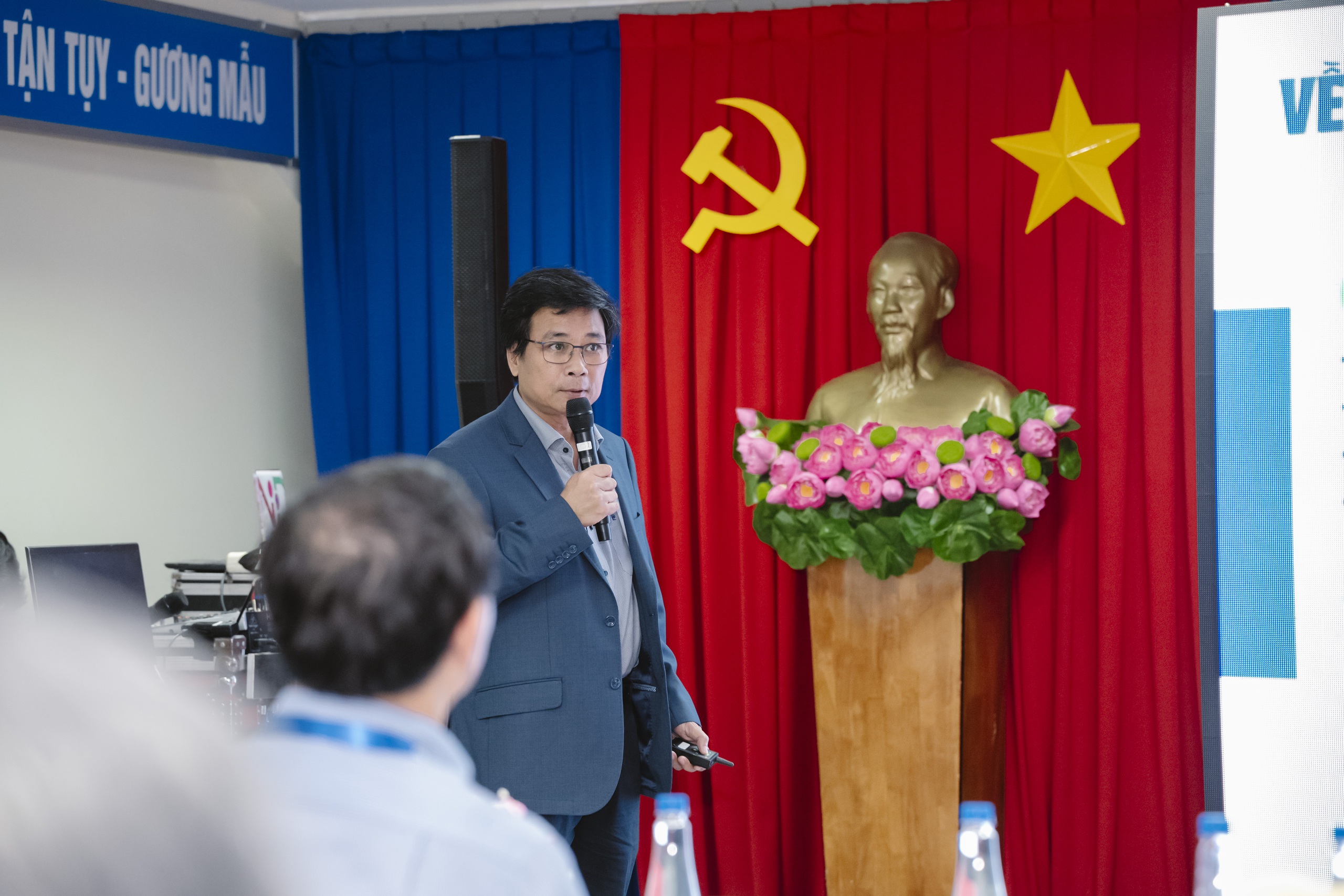 &Ocirc;ng L&ecirc; Ho&agrave;ng Minh chia sẻ về c&aacute;ch Vinamilk ứng dụng kinh tế tuần ho&agrave;n v&agrave;o n&ocirc;ng nghiệp để ph&aacute;t triển bền vững, hướng đến Net Zero.