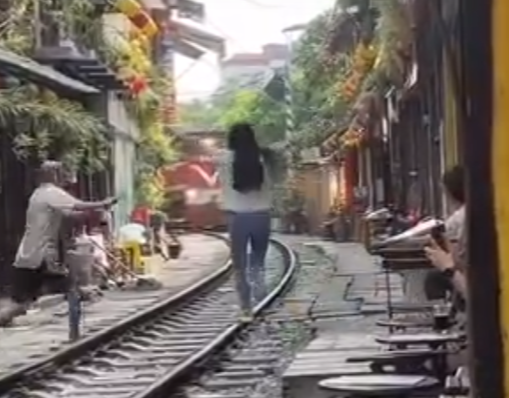Xử phạt chủ qu&aacute;n c&agrave; ph&ecirc; để kh&aacute;ch lao ra đường ray khi t&agrave;u đang đến- Ảnh 1.