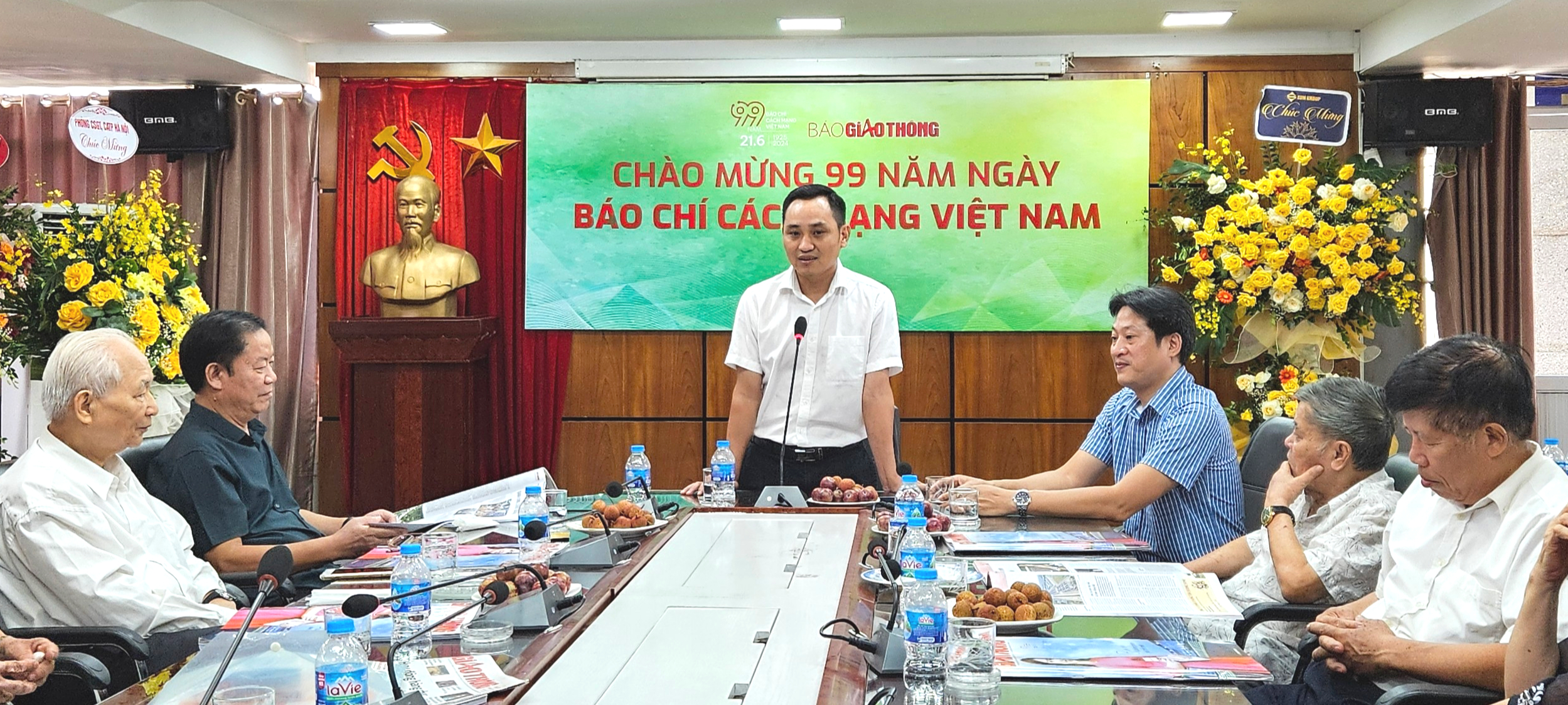 B&aacute;o Giao th&ocirc;ng gặp mặt c&aacute;n bộ hưu tr&iacute; nh&acirc;n dịp 21/6- Ảnh 2.