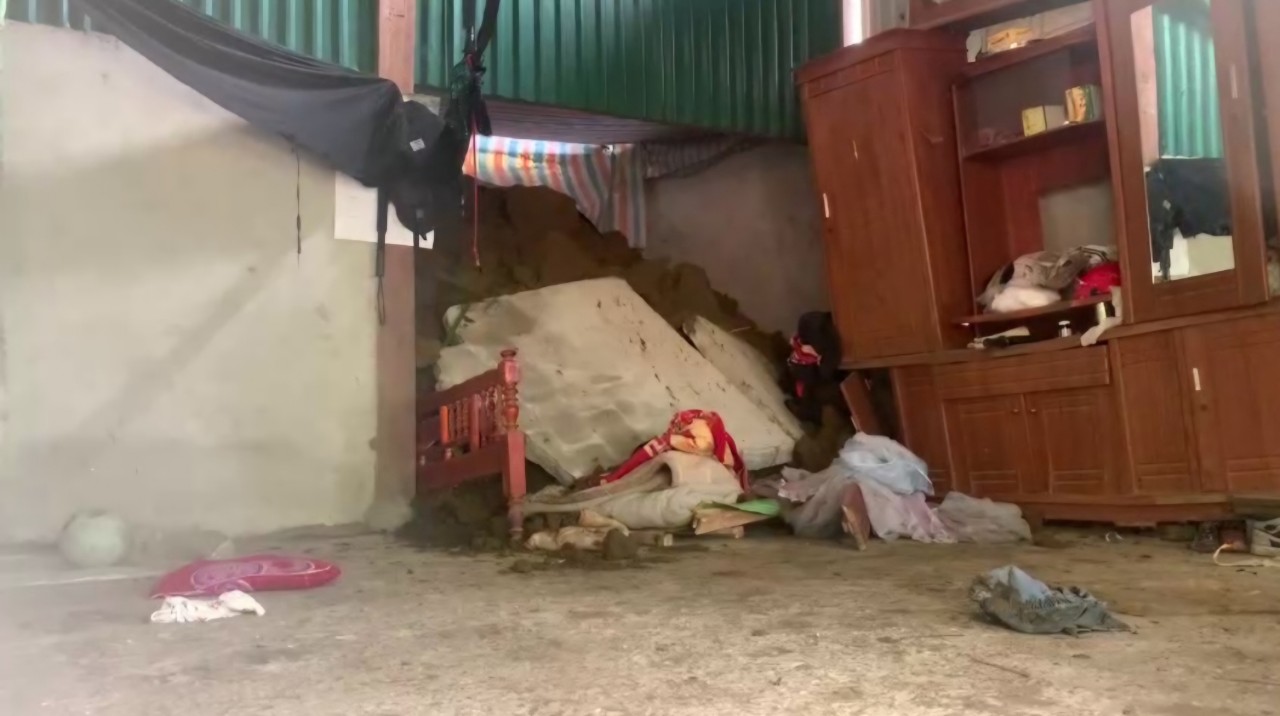 &Aacute;m ảnh hiện trường sạt lở đất khiến 4 người trong gia đ&igrave;nh tử vong tại Bắc Kạn- Ảnh 11.