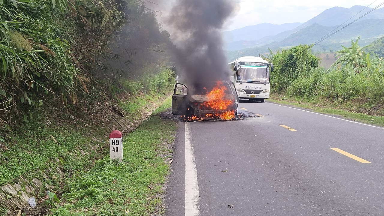 Xe 7 chỗ bốc ch&aacute;y tr&ecirc;n đ&egrave;o Kh&aacute;nh L&ecirc;- Ảnh 1.