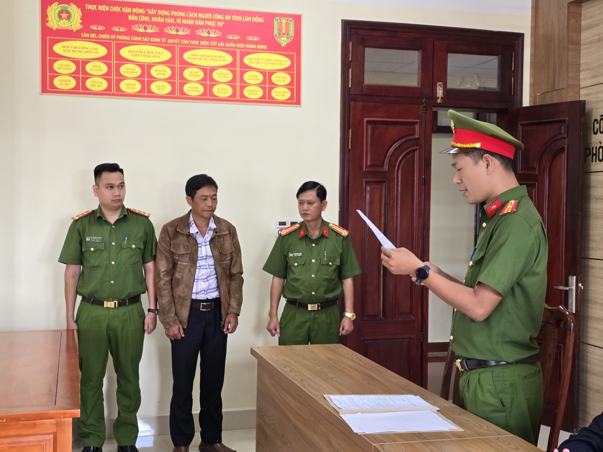 Chủ tịch v&agrave; ph&oacute; chủ tịch x&atilde; bị bắt v&igrave; để khai th&aacute;c c&aacute;t tr&aacute;i ph&eacute;p- Ảnh 2.