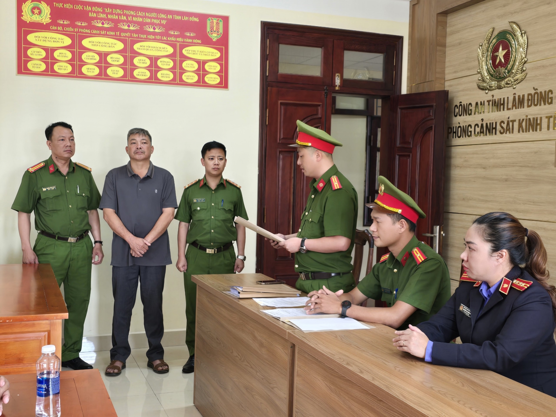Chủ tịch v&agrave; ph&oacute; chủ tịch x&atilde; bị bắt v&igrave; để khai th&aacute;c c&aacute;t tr&aacute;i ph&eacute;p- Ảnh 1.