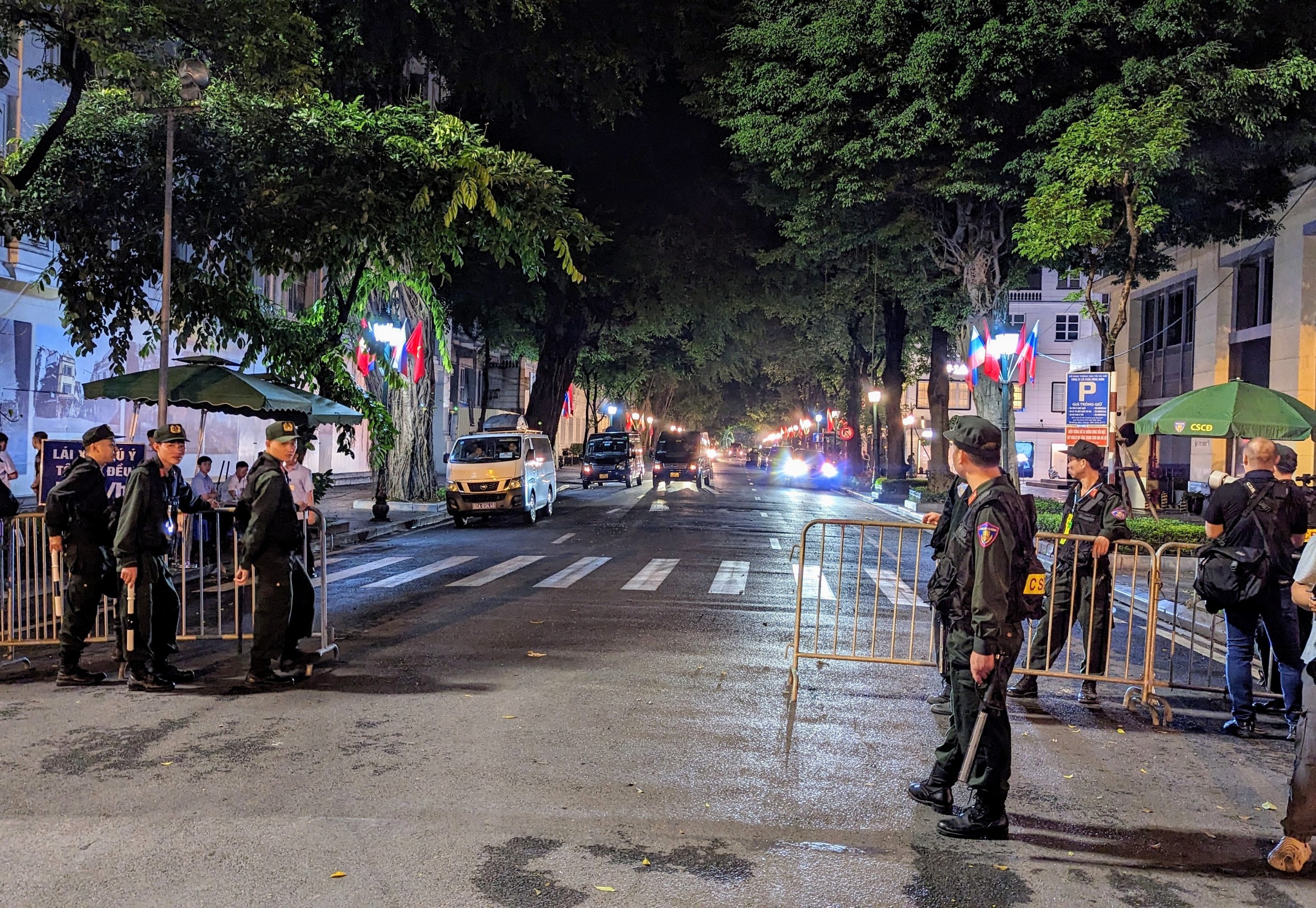 Những h&igrave;nh ảnh đầu ti&ecirc;n của Tổng thống Nga Vladimir Putin tại H&agrave; Nội- Ảnh 13.