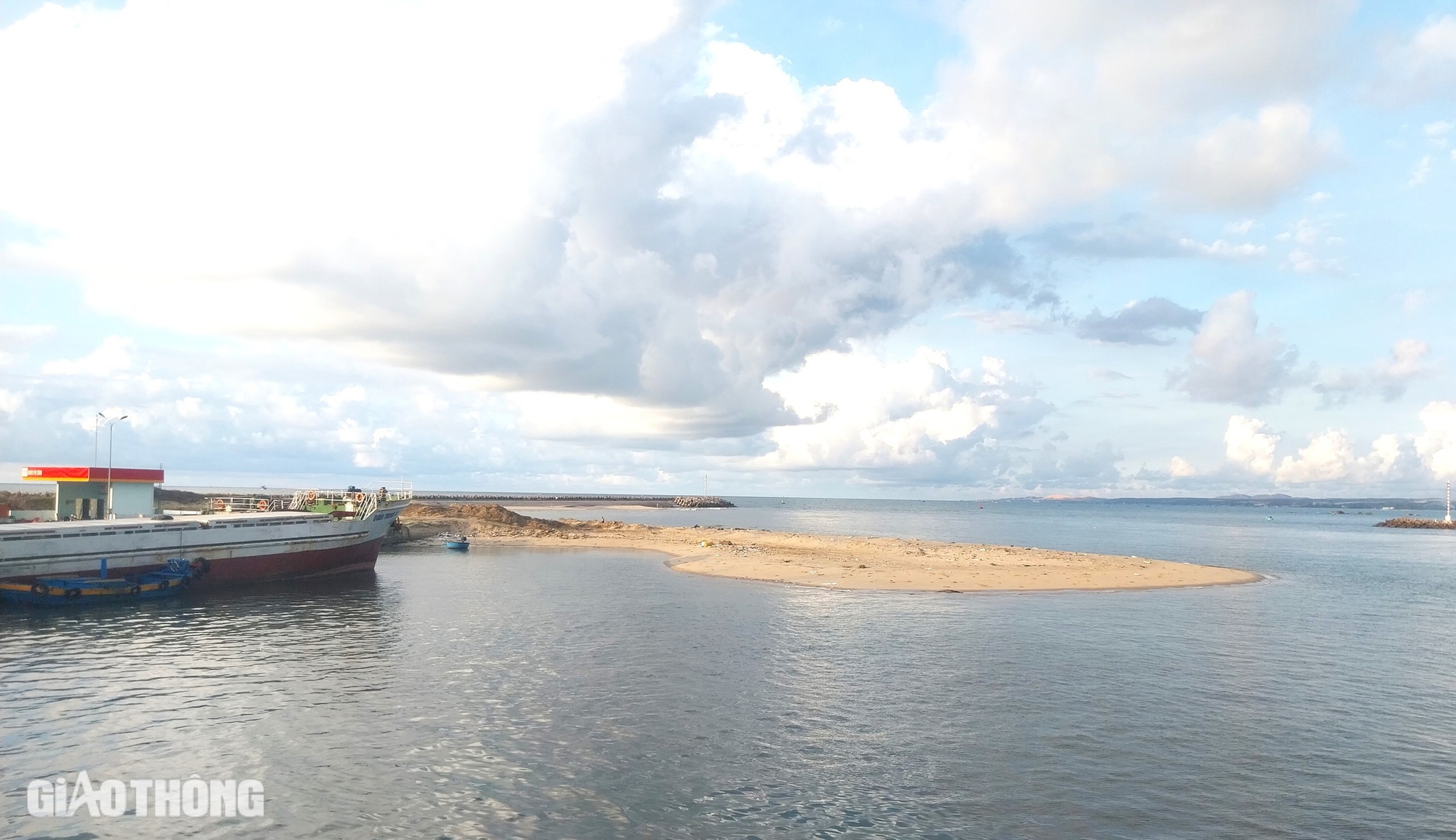 V&igrave; sao luồng h&agrave;ng hải Phan Thiết - Ph&uacute; Qu&yacute; chưa được nạo v&eacute;t?- Ảnh 1.