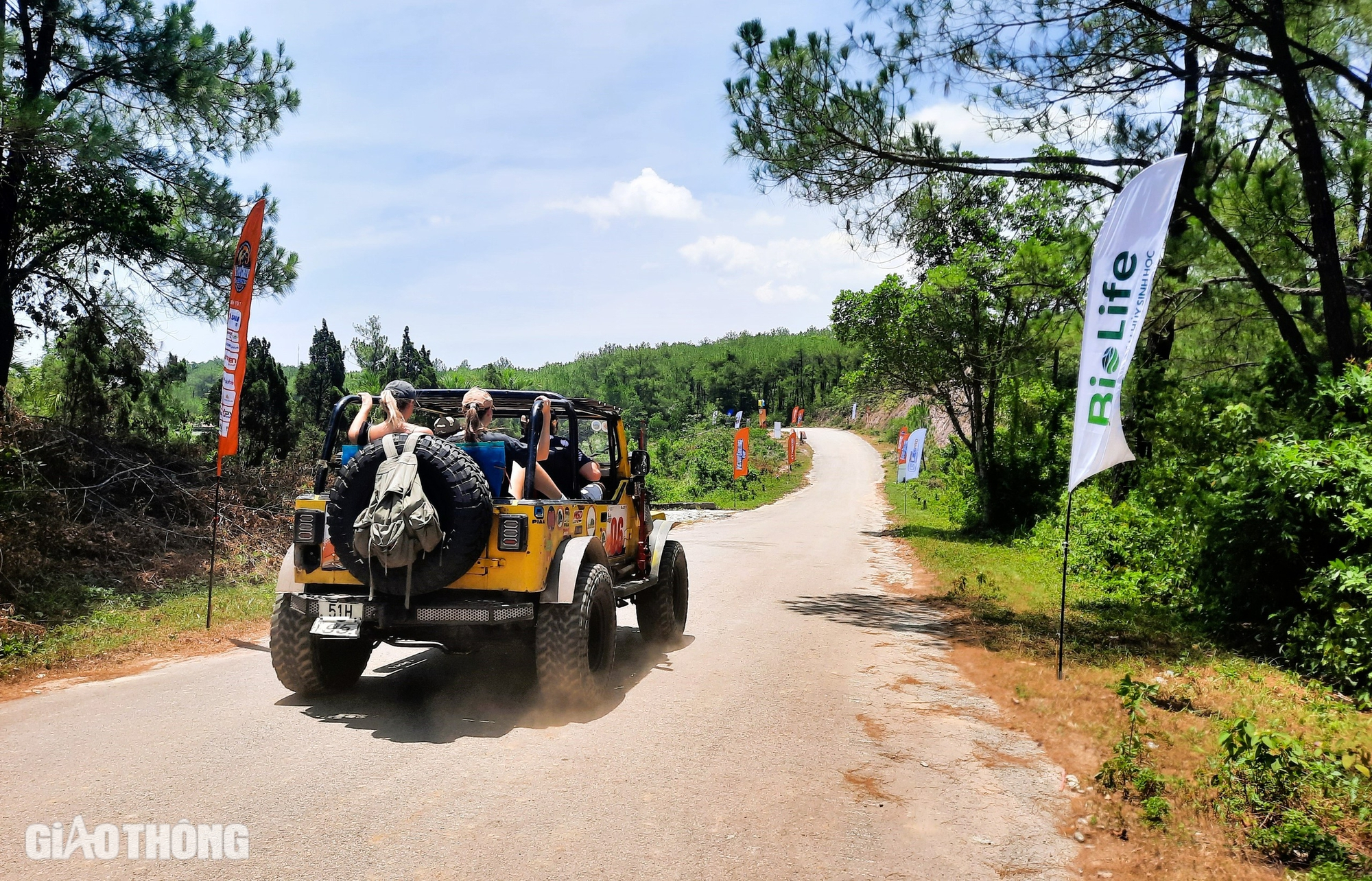 Cận cảnh c&ocirc;ng vi&ecirc;n Hồ Thủy Ti&ecirc;n "ma mị" trước ng&agrave;y diễn ra giải đua &ocirc; t&ocirc; địa h&igrave;nh- Ảnh 2.