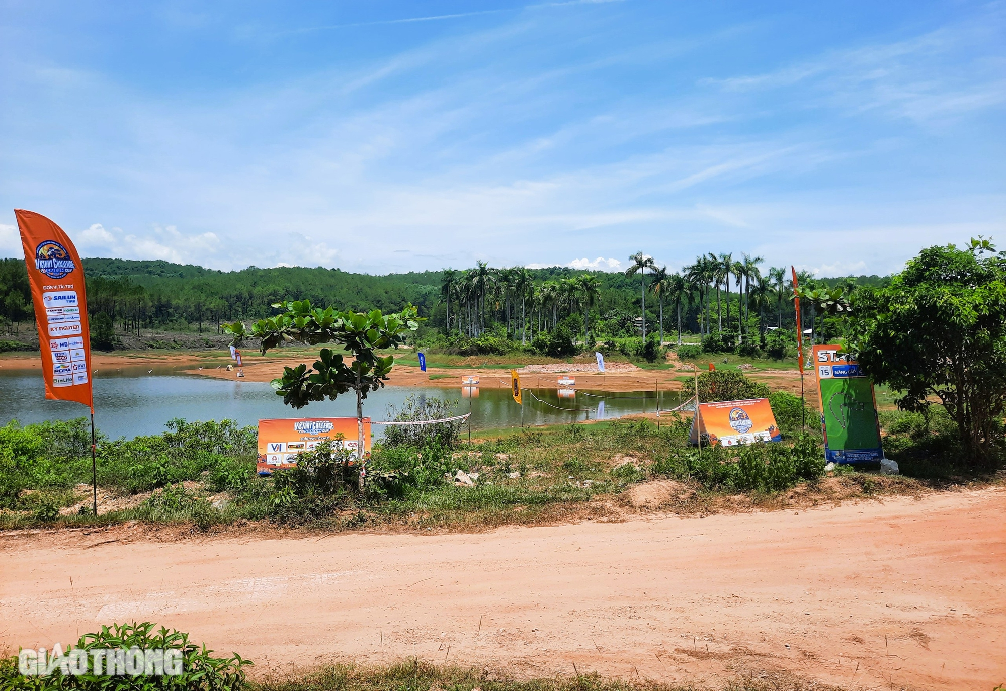 Cận cảnh c&ocirc;ng vi&ecirc;n Hồ Thủy Ti&ecirc;n "ma mị" trước ng&agrave;y diễn ra giải đua &ocirc; t&ocirc; địa h&igrave;nh- Ảnh 8.