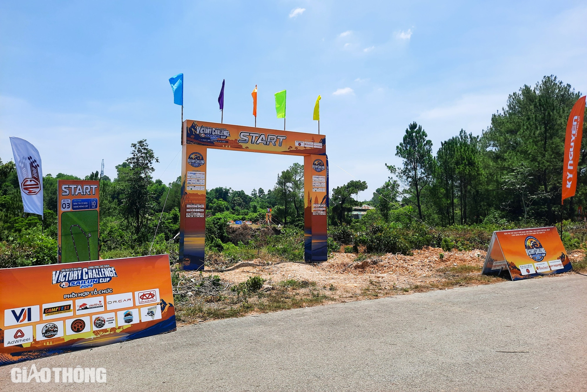 Cận cảnh c&ocirc;ng vi&ecirc;n Hồ Thủy Ti&ecirc;n "ma mị" trước ng&agrave;y diễn ra giải đua &ocirc; t&ocirc; địa h&igrave;nh- Ảnh 9.