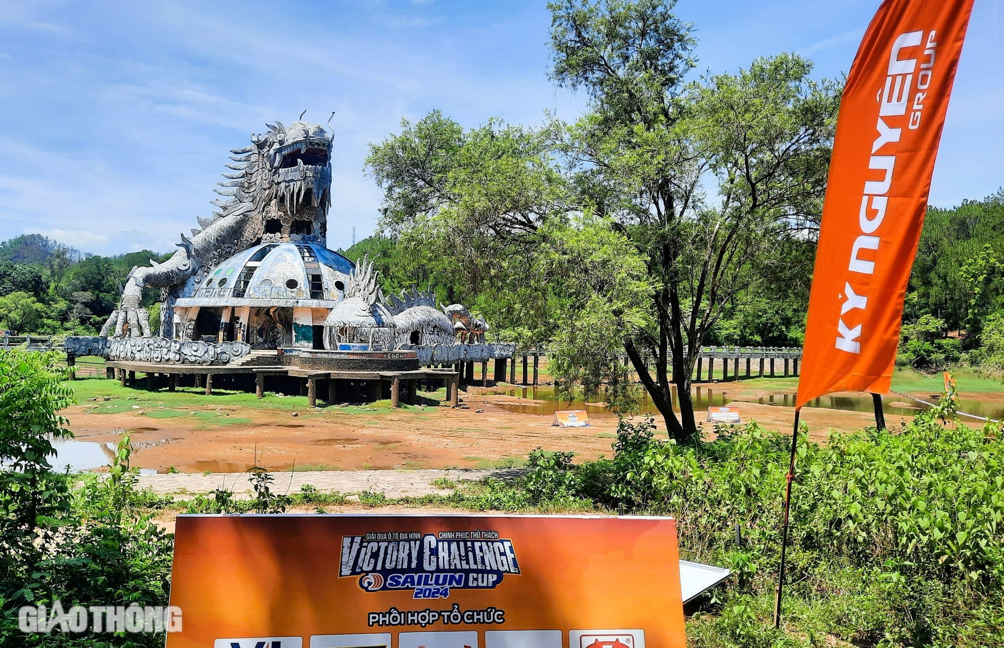 Cận cảnh c&ocirc;ng vi&ecirc;n Hồ Thủy Ti&ecirc;n "ma mị" trước ng&agrave;y diễn ra giải đua &ocirc; t&ocirc; địa h&igrave;nh- Ảnh 10.