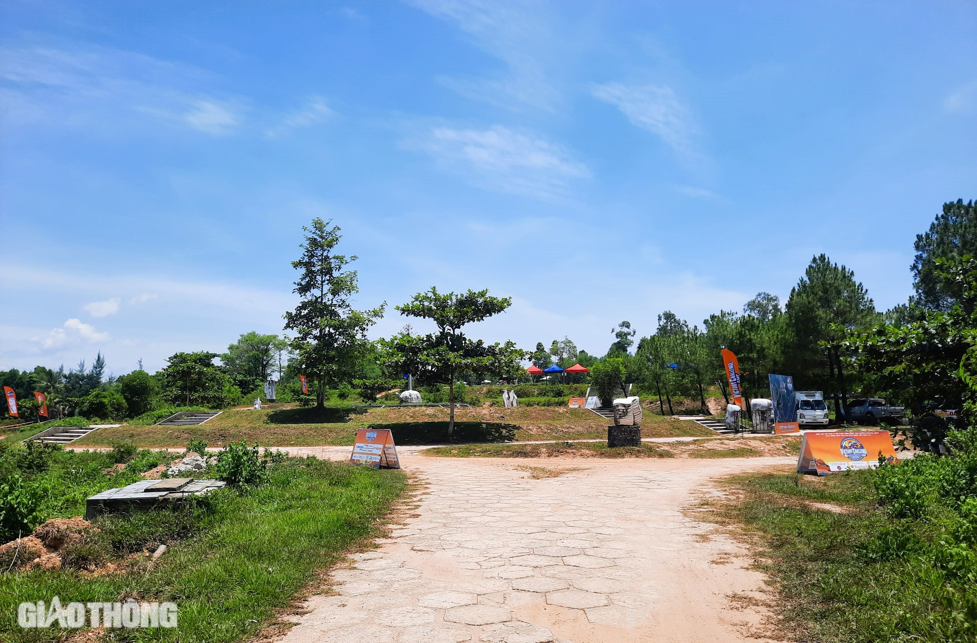 Cận cảnh c&ocirc;ng vi&ecirc;n Hồ Thủy Ti&ecirc;n "ma mị" trước ng&agrave;y diễn ra giải đua &ocirc; t&ocirc; địa h&igrave;nh- Ảnh 11.