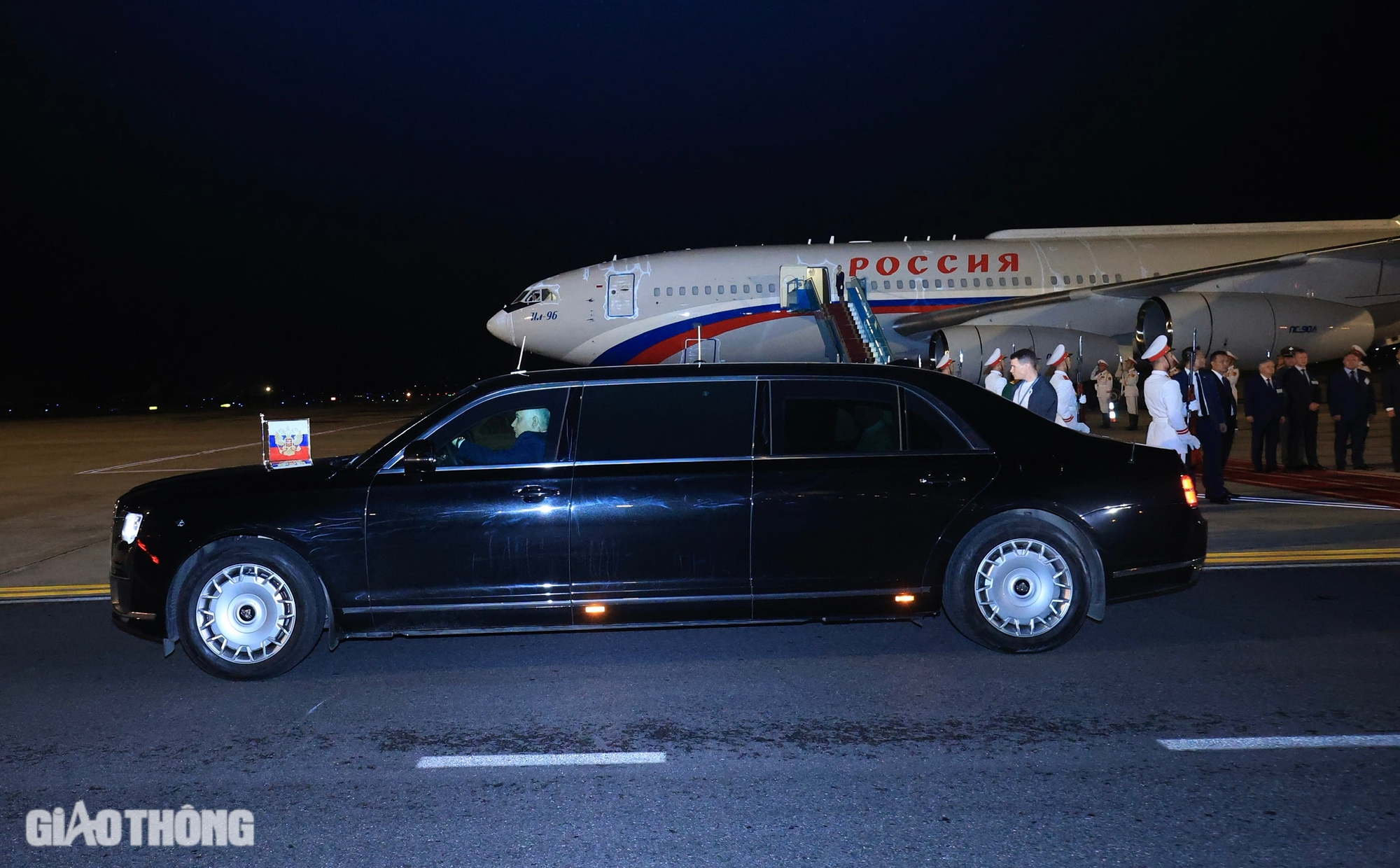 Những h&igrave;nh ảnh đầu ti&ecirc;n của Tổng thống Nga Vladimir Putin tại H&agrave; Nội- Ảnh 10.