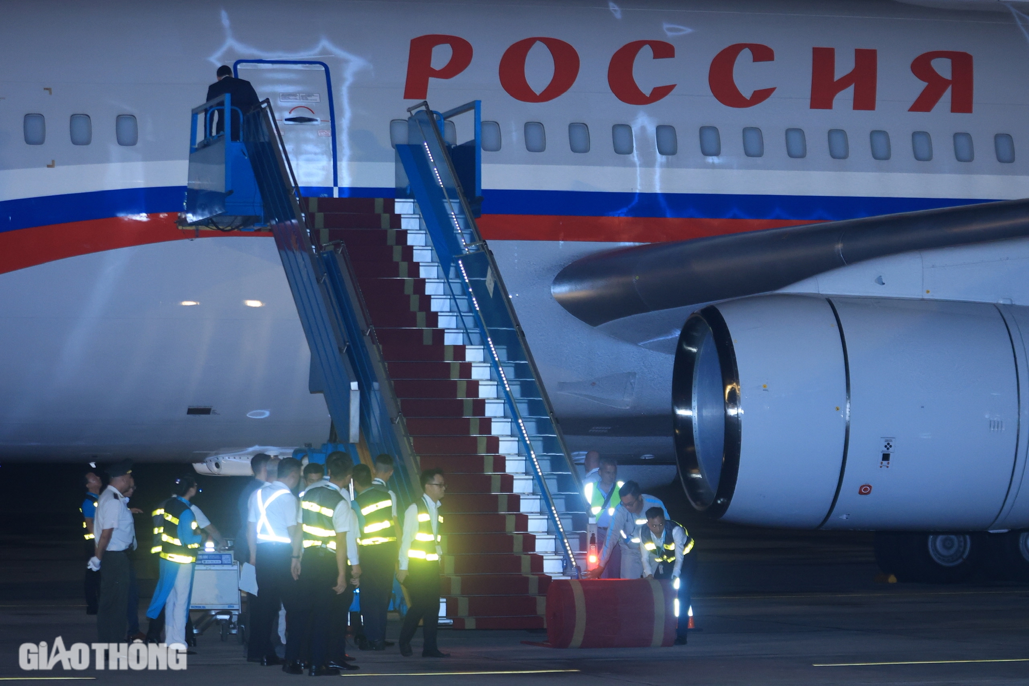 Những h&igrave;nh ảnh đầu ti&ecirc;n của Tổng thống Nga Vladimir Putin tại H&agrave; Nội- Ảnh 3.