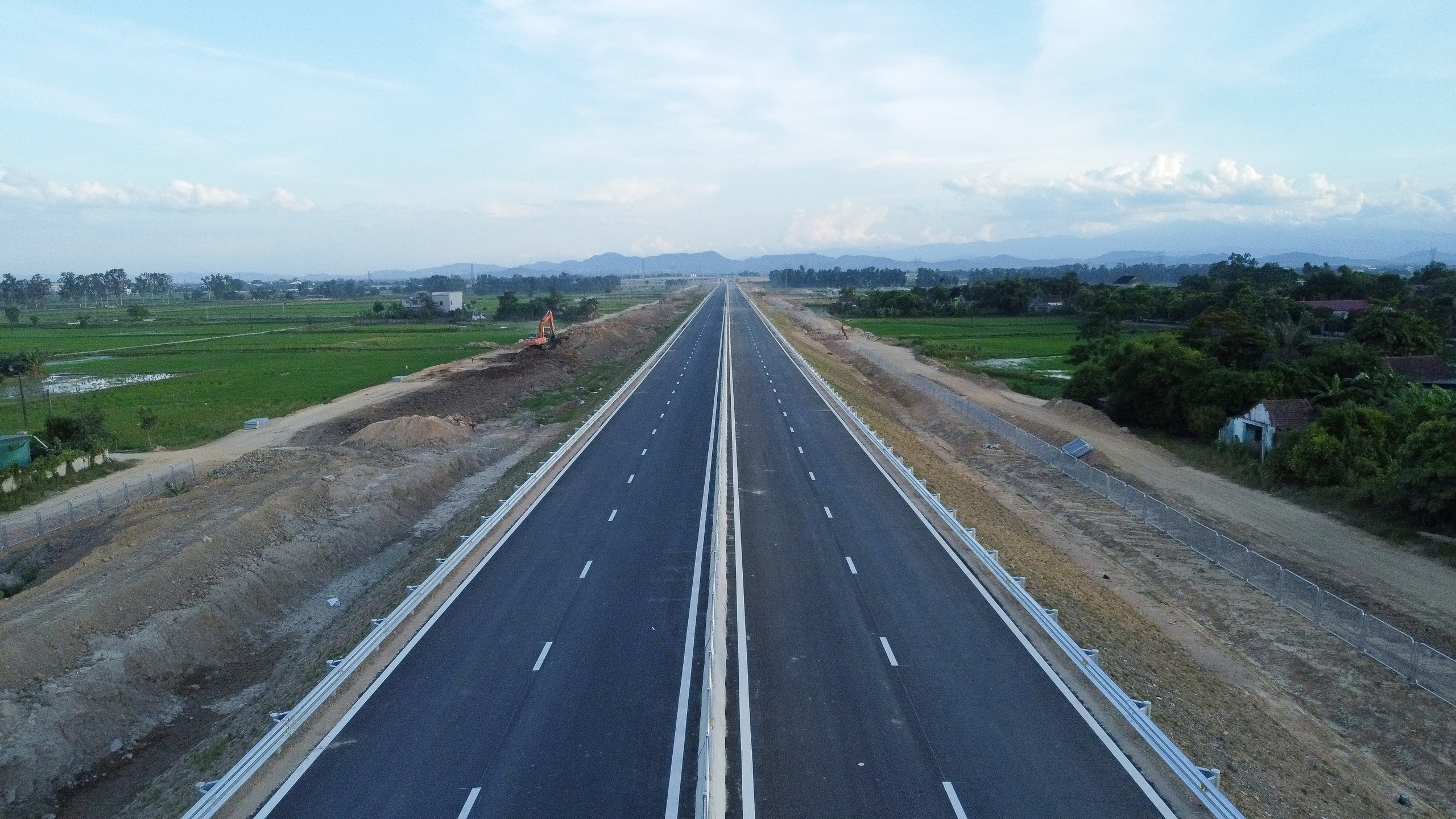 Phơi mình nơi "chảo lửa" hoàn thiện cao tốc Diễn Châu - Bãi Vọt- Ảnh 1. Phơi mình nơi "chảo lửa" hoàn thiện cao tốc Diễn Châu - Bãi Vọt- Ảnh 1.