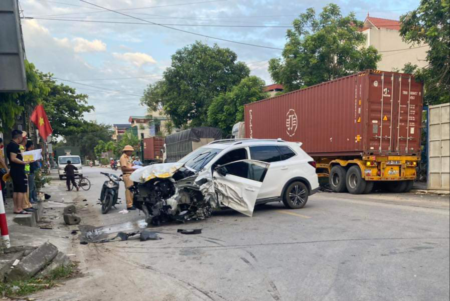 T&agrave;i xế &ocirc; t&ocirc; vi phạm nồng độ cồn, t&ocirc;ng v&agrave;o xe đầu k&eacute;o đỗ ven đường- Ảnh 1.