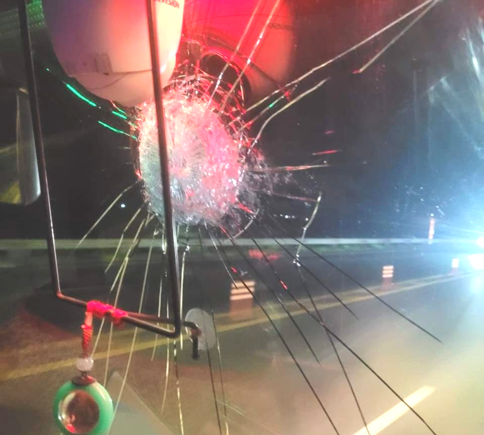 N&eacute;m vỏ chai tr&ecirc;n cao tốc: Trẻ vị th&agrave;nh ni&ecirc;n sẽ bị xử l&yacute; như thế n&agrave;o?- Ảnh 1.