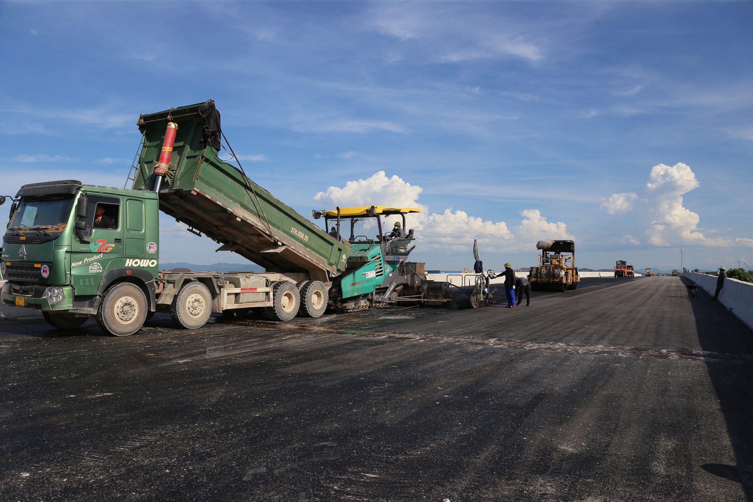 Phơi mình nơi "chảo lửa" hoàn thiện cao tốc Diễn Châu - Bãi Vọt- Ảnh 5. Phơi mình nơi "chảo lửa" hoàn thiện cao tốc Diễn Châu - Bãi Vọt- Ảnh 5.