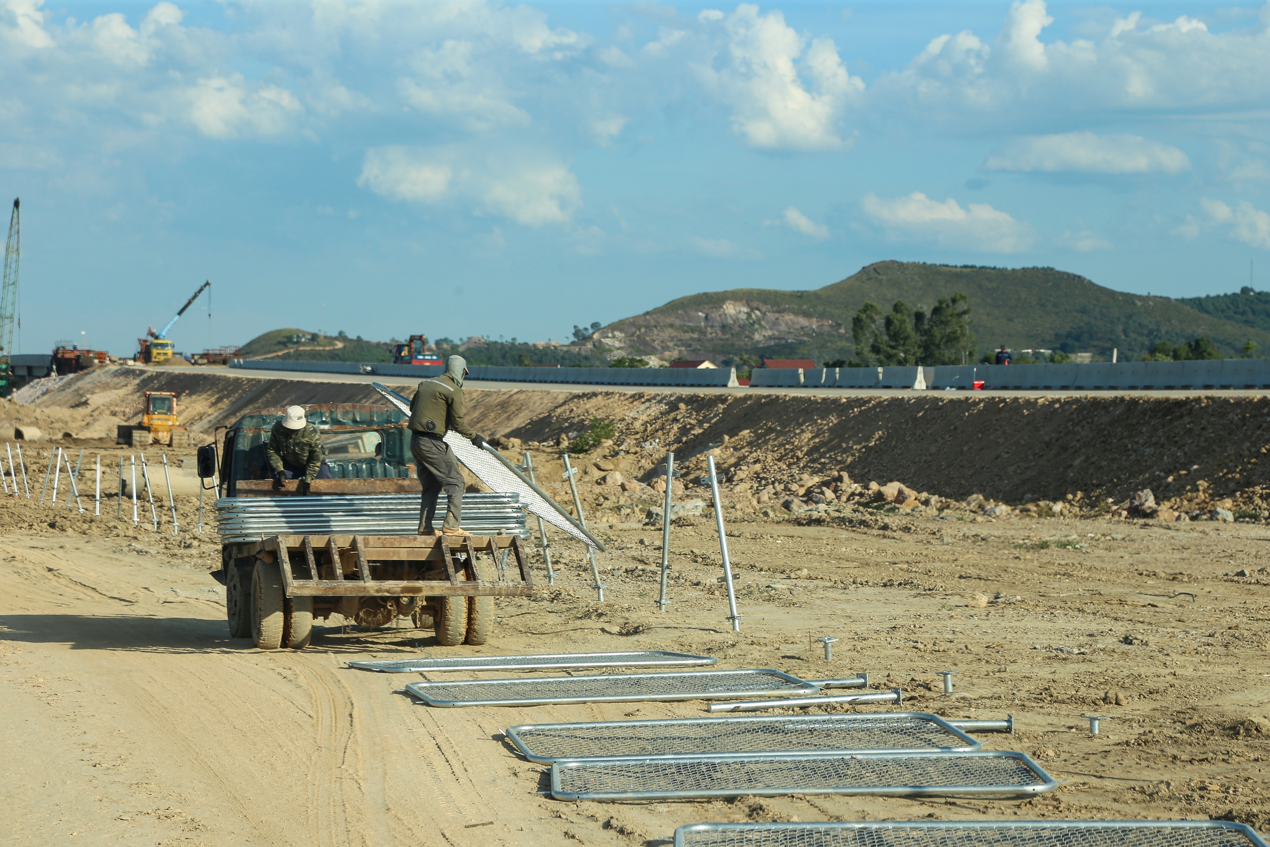 Phơi mình nơi "chảo lửa" hoàn thiện cao tốc Diễn Châu - Bãi Vọt- Ảnh 2. Phơi mình nơi "chảo lửa" hoàn thiện cao tốc Diễn Châu - Bãi Vọt- Ảnh 2.
