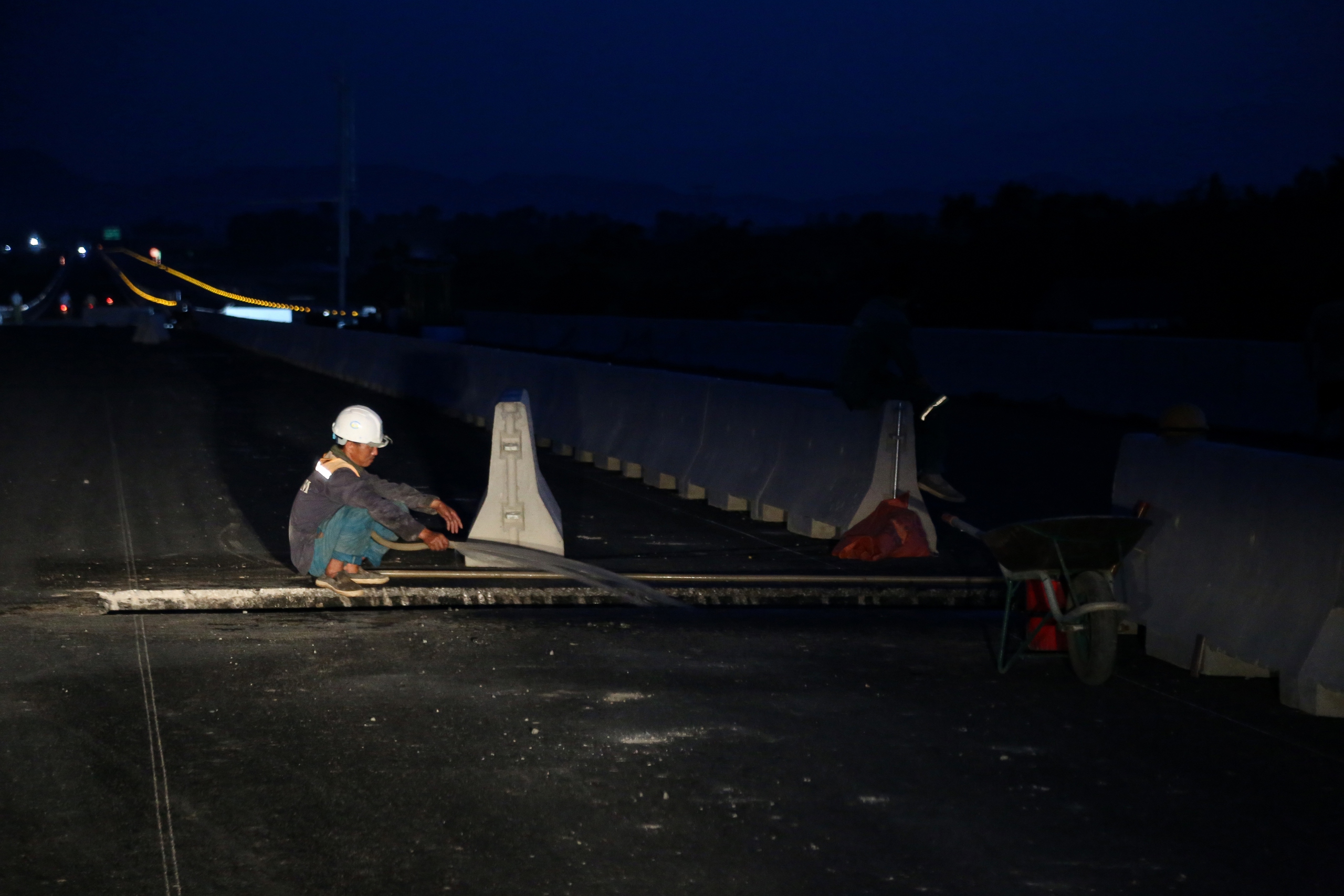 Phơi mình nơi "chảo lửa" hoàn thiện cao tốc Diễn Châu - Bãi Vọt- Ảnh 8. Phơi mình nơi "chảo lửa" hoàn thiện cao tốc Diễn Châu - Bãi Vọt- Ảnh 8.