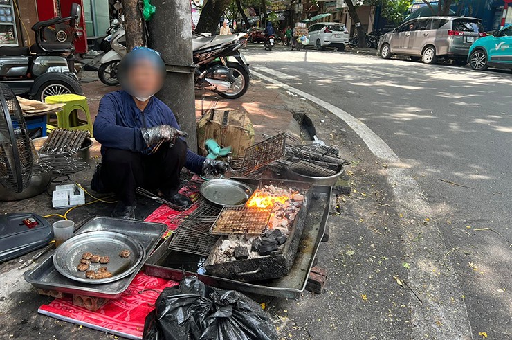 Qu&aacute;n b&uacute;n chả ở H&agrave; Nội bị tố "rửa thịt bằng nước đen ng&ograve;m"- Ảnh 1.