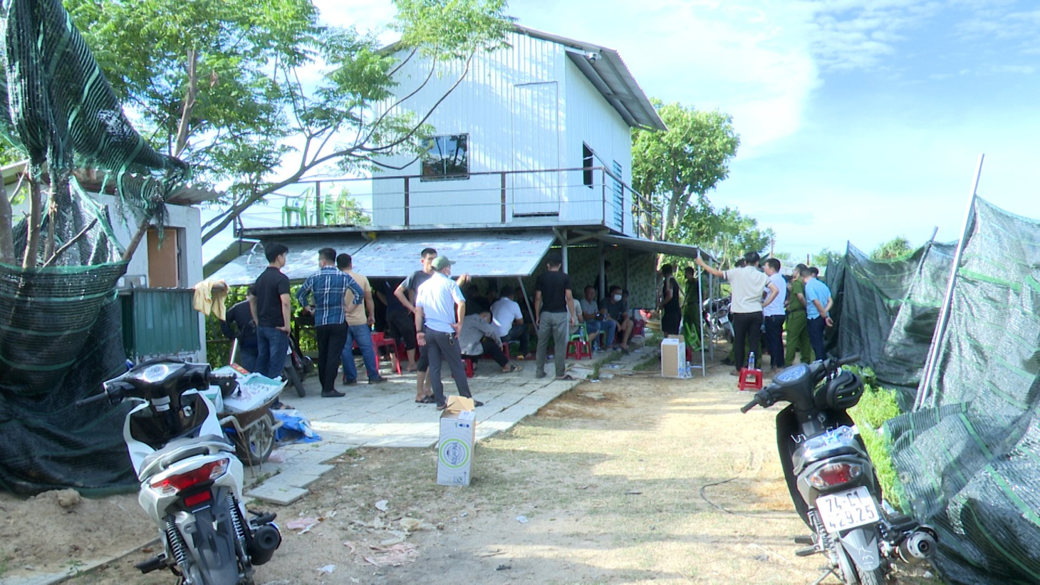 Khởi tố vụ đ&aacute;nh bạc tại Quảng Trị, bắt tạm giam 11 người, truy n&atilde; 1 đối tượng- Ảnh 1.