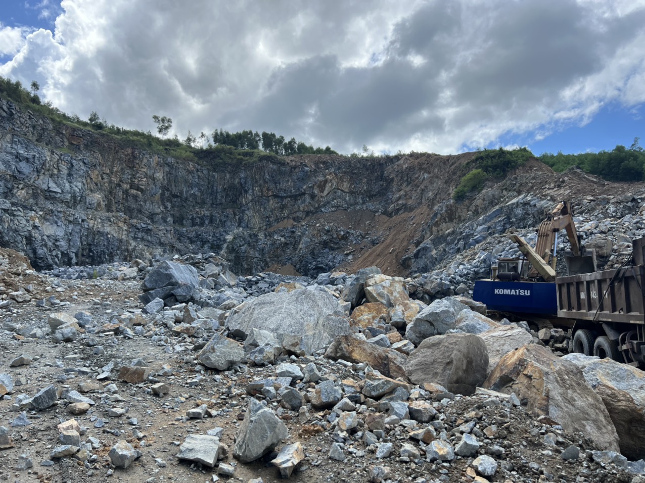 Kh&ocirc;ng lắp trạm c&acirc;n, chủ mỏ đ&aacute; bị phạt 300 triệu đồng- Ảnh 1.